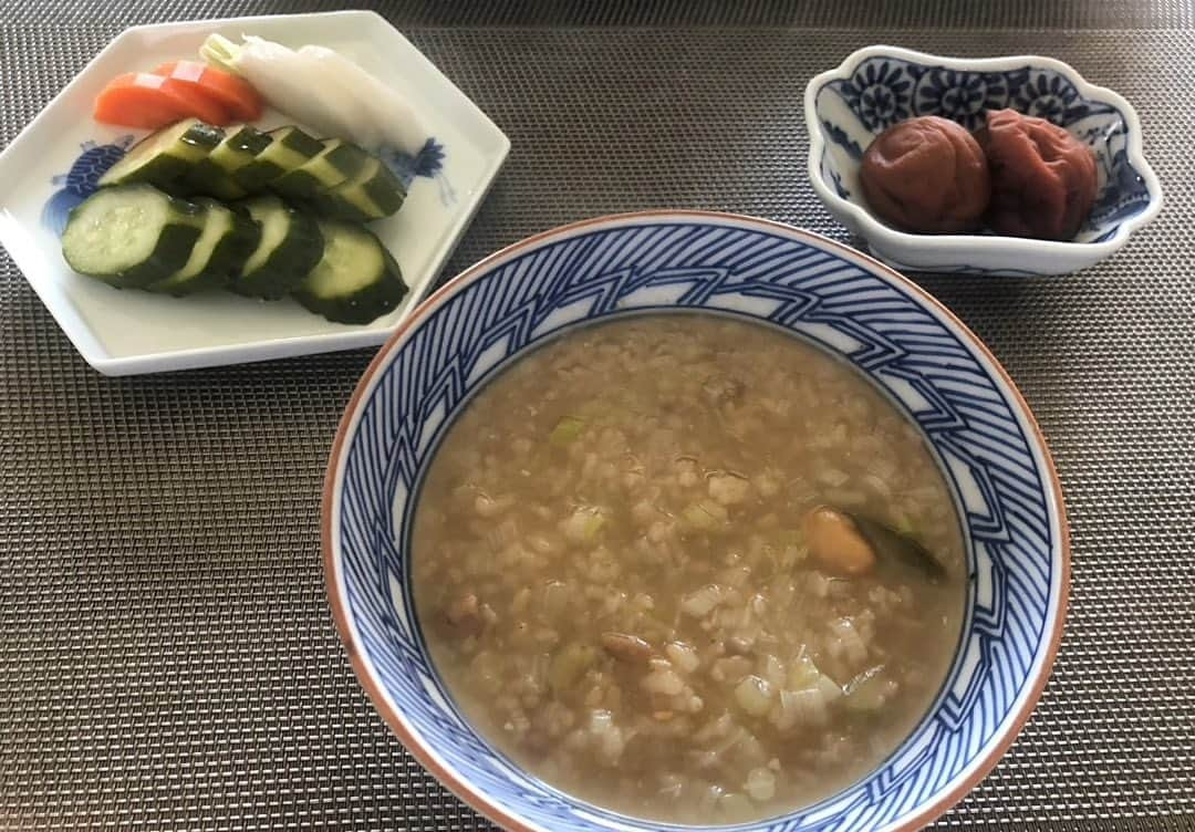 市川海老蔵 （11代目）さんのインスタグラム写真 - (市川海老蔵 （11代目）Instagram)「* Porridge  Umei plum Pickles  My recent favorite breakfast  Got many inquiries about the pickles that I made. Here is my answer: I’m still learning...... Guess what I mean ;) 雑炊 梅干し お新香 うん、 今の私の理想の朝ごはんです。  ぬか漬けの味どうですか？ と、質問コメント多めです。 お答えします。  新参者にて修行が必要で御座る。 笑笑。  以上にてお察しくださいませ笑笑  #市川海老蔵 #海老蔵 #成田屋 #歌舞伎  #ABKAI #ABMORI #ebizoichikawa #ebizo #kabuki #thunderparty  #classic」5月24日 11時14分 - ebizoichikawa.ebizoichikawa