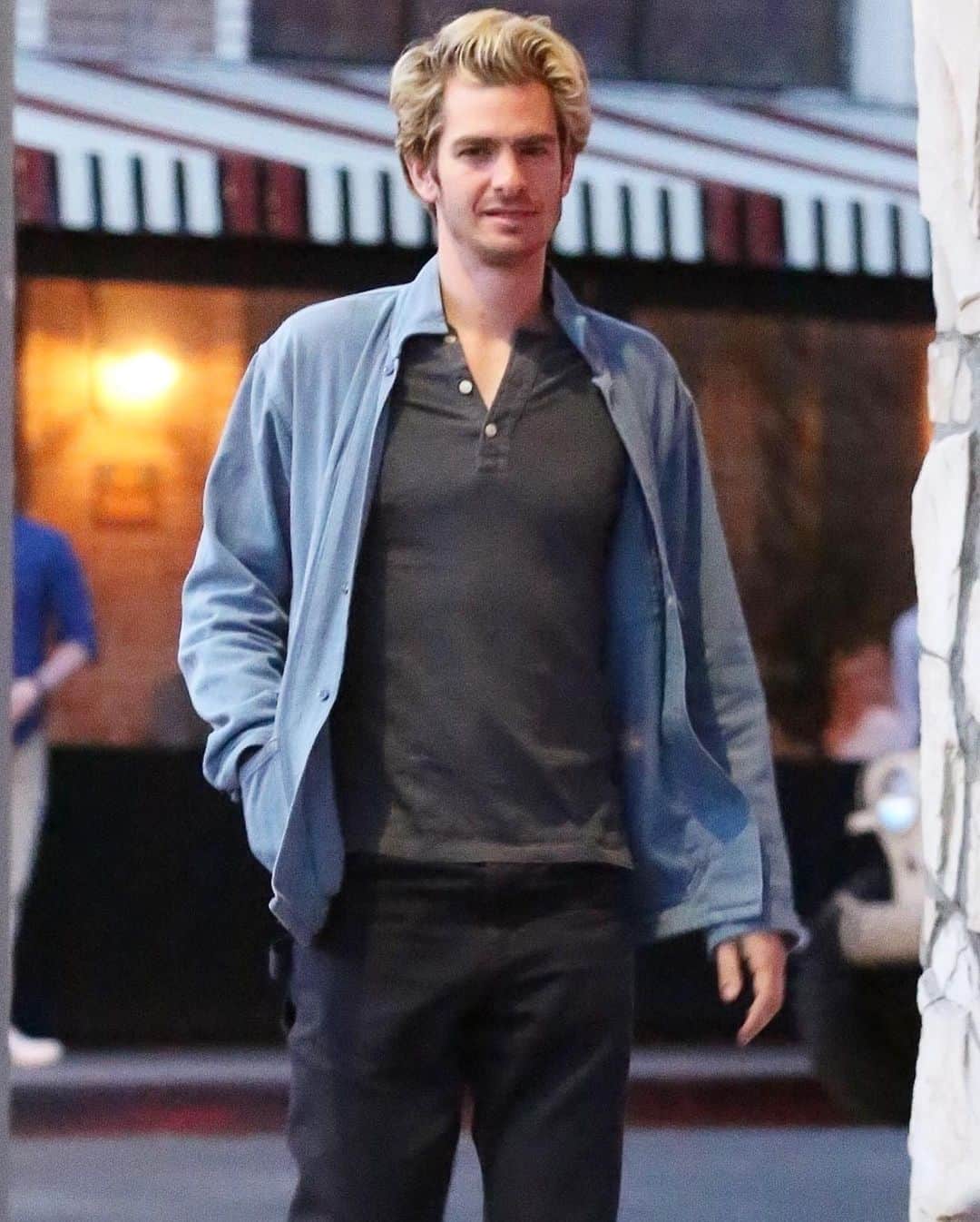 Just Jaredさんのインスタグラム写真 - (Just JaredInstagram)「Andrew Garfield debuts his new blonde hair while meeting up with friends! Tap this photo in the LINK IN BIO to see more photos! #AndrewGarfield Photos: Backgrid」5月24日 11時17分 - justjared