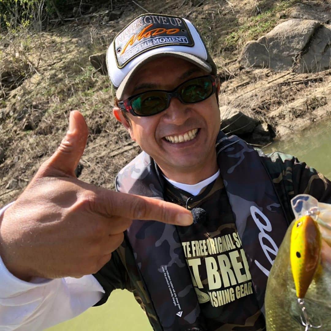 のインスタグラム：「昨日、一昨日とロケ行ってました🎣 この前の豪雨後の影響で激濁り、、、 でもそんな中でも釣り方、ルアーローテーション、カラーローテーションして大漁釣果に‼️ 放送お楽しみに📺 . . .  #エバーグリーン #evergreen  #ベイトブレス #baitbreath #日産 #nissan #釣りビジョン #fishingvision  #バーニング帝国 #burningempire #tvshow #ゼルク #シトラスチャート #炸裂 #放送 #お楽しみに‼️」