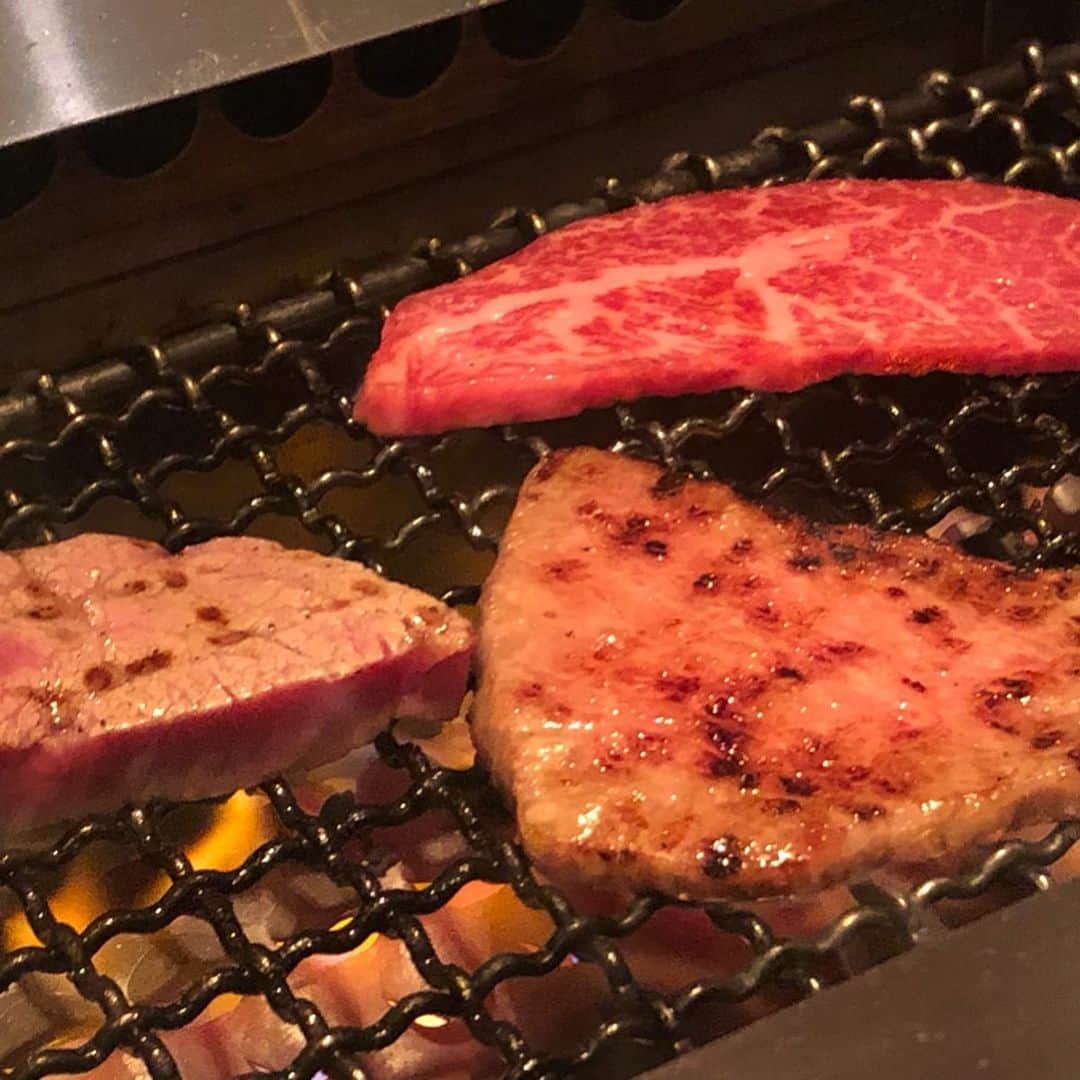 里井真由美さんのインスタグラム写真 - (里井真由美Instagram)「金箔スノーアイス❗️キラキラかき氷でーす♪ 東京暑いですねー♪💦 ・ ・ 六本木の焼肉「金肉kin-niku」最後のデザートで頂きました。 ・ ・ 焼肉は「玉手箱」の希少部位お肉づくし、ユッケジャンラーメンなど黒毛和牛 焼肉おいしいです♪ ・ ・ #金箔#かき氷#焼肉#金肉#kinniku#六本木#氷#かきごおり#かきごおりすと #1級フードアナリスト里井真由美 #里井真由美#肉」5月24日 11時28分 - mayumi.satoi