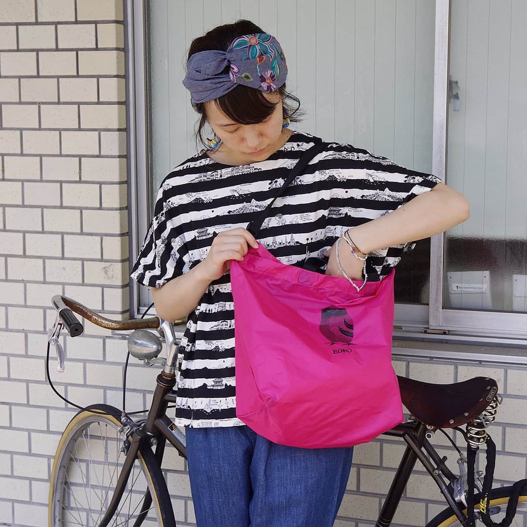 marbleSUD(マーブルシュッド) のインスタグラム：「新アイテム！スポーティーなナイロンBAGが誕生しました。夏はフェスやお祭り、ビーチなど、イベント事が増える季節。POPなカラーと、軽くて使いやすい気軽さがアクティブな気分にぴったり。 ・ サコッシュと大容量の2WAYバッグの2タイプをご用意。プリントは、人気のLOTS柄「FLOW」と「JUMP」、影絵のようなタッチが大人っぽいフクロウの「Buho」とアルマジロの「Armadillo」の4種類です。 ・ #marblesud #マーブルシュッド #フェス #ライブ #キャンプ #サコッシュ #スポーティー #ファッション #うさぎ #ラッコ #フクロウ #BAG #バッグ」