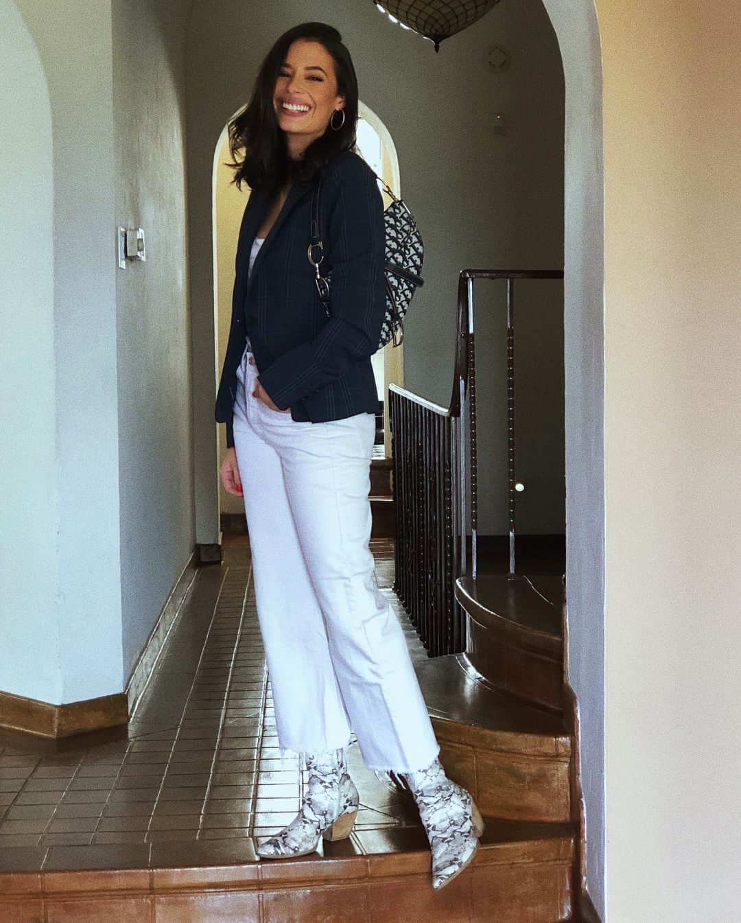 クロエ・ブリッジスのインスタグラム：「And now back to our regularly scheduled programming」