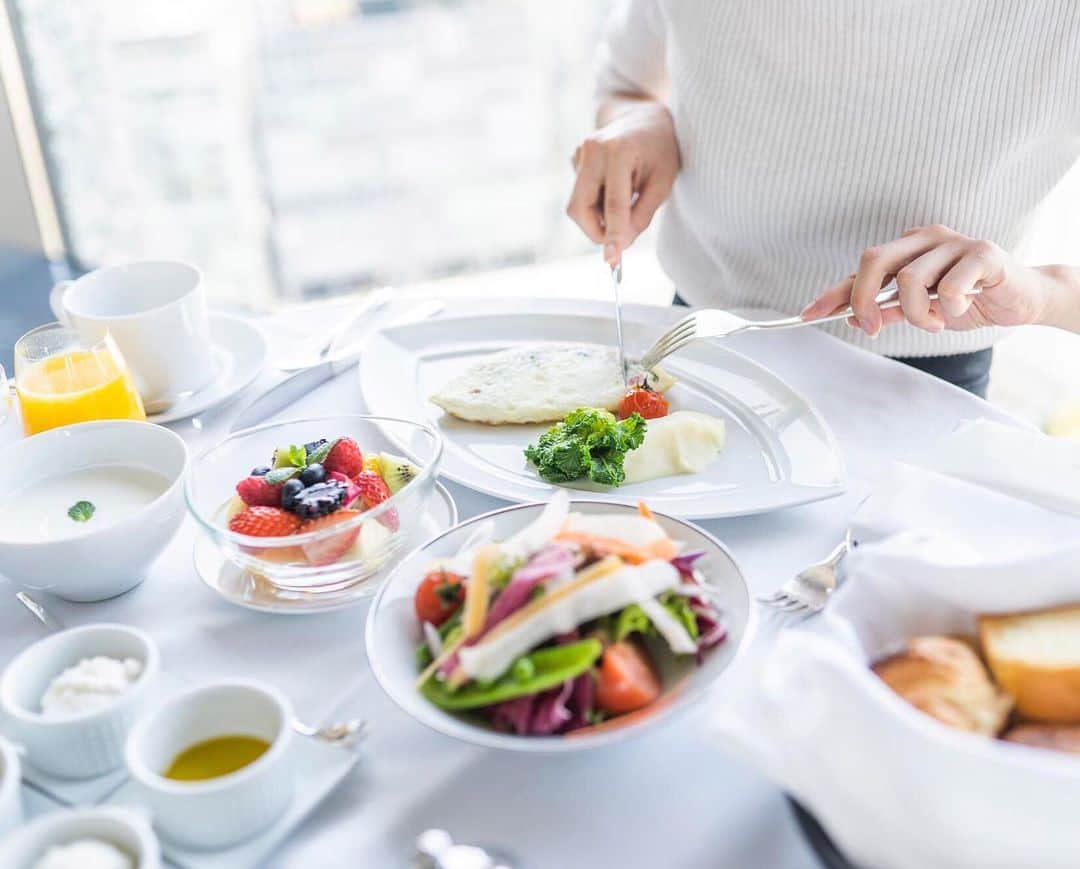 ザ・キャピトルホテル 東急 公式さんのインスタグラム写真 - (ザ・キャピトルホテル 東急 公式Instagram)「一日の大切な始まりに「ヘルシーブレックファースト」でしっかりとエネルギーをチャージ。体に栄養素を届け、爽やかな朝を迎えてみては。  Start the day off with our "Healthy breakfast". Get the energy charged, and have a fresh morning.  #thecapitolhoteltokyu #ルームサービス #breakfast #朝食」5月24日 11時43分 - thecapitolhoteltokyu