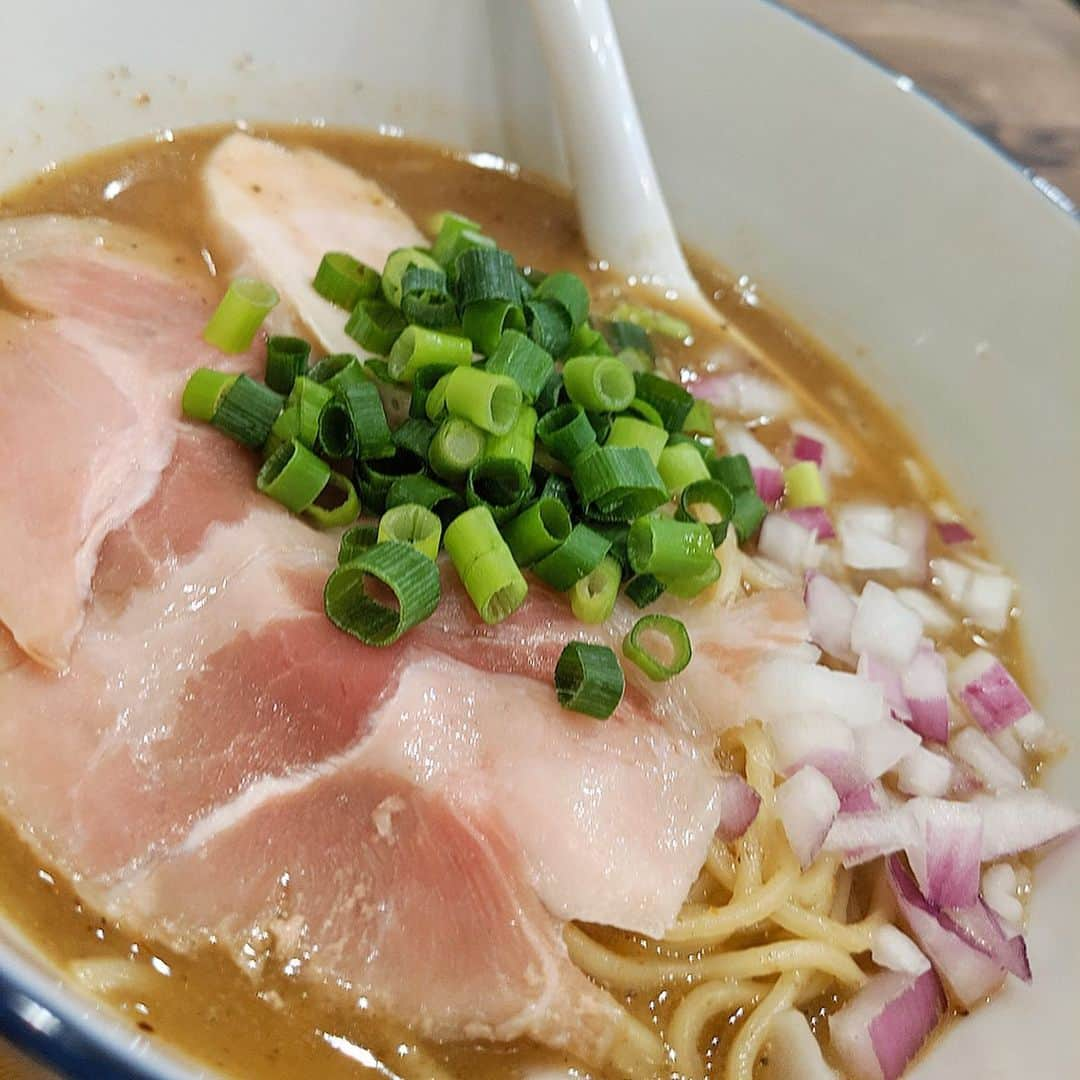 大見さなえさんのインスタグラム写真 - (大見さなえInstagram)「冷やしパクチーレモン🍋 ラーメン😳🍜 この間一周年記念で食べに行った 三軒茶屋『#麺処禅 』 ・ 冷やしパクチーレモンは夏季限定！✨ レモンとパクチーの爽快感がよくて熱い夏にもぴったり☺️🌱 三軒茶屋らしいオシャレさある(*´꒳`*) ・ 通常メニューの"濃厚焼き煮干しそば"は先程のとは反対に すっごく濃厚🤤🍜 ・ 煮干しの酢漬けも付いてくるから お好みでさっぱり×煮干し感増やせます🙆‍♀️✨ ・ #ラーメン #拉麺 #らーめん #三軒茶屋 #麺スタグラム #pixelで撮影 #麺 #三軒茶屋グルメ #めぐログ_三軒茶屋 #冷やしパクチーレモン」5月24日 11時49分 - tabe_megumi