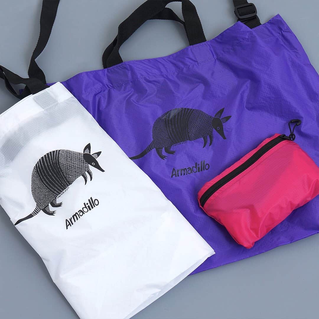 marbleSUD(マーブルシュッド) のインスタグラム：「本日発売の新作、ナイロンBAG！こちらは2WAYバッグ。大容量！軽い！可愛い！と嬉しいポイントばかり。小さく折りた畳んで内側のポケットいれればとってもコンパクトに。サブバッグとしての持ち歩きにも便利です。 ・ プリントは、人気のLOTS柄「FLOW」と「JUMP」、影絵のようなタッチが大人っぽいフクロウの「Buho」とアルマジロの「Armadillo」の4種類です。 ・ #marblesud #マーブルシュッド #フェス #ライブ #キャンプ #BAG #バッグ #スポーティー #ファッション #うさぎ #ラッコ」