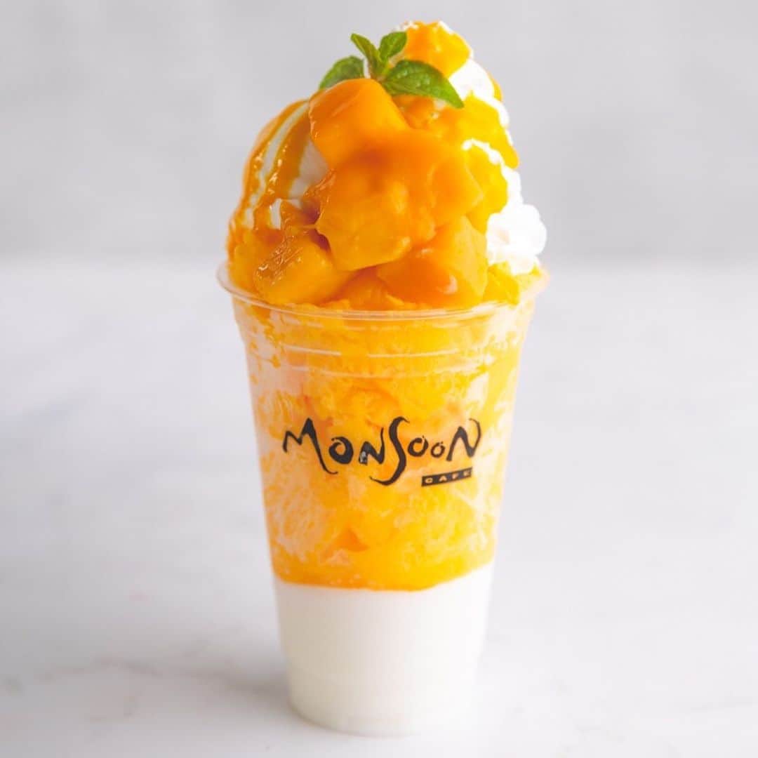 モンスーンカフェさんのインスタグラム写真 - (モンスーンカフェInstagram)「【モンスーンカフェ】いよいよ今日から販売スタート‼️ マンゴーフェア5/ 24（金）開始！ . .  モンスーンカフェの夏がやってくる！人気のスイーツメニューがトロピカルな夏仕立てにチェンジ！ フレッシュな濃厚生マンゴーの果肉がごろごろ入った、4種のアジアンスイーツをお楽しみください！  マンゴーコラーダボバ　／680円 マンゴーハロハロ　／880円 マンゴーパラタ　／880円 マンゴータンゴ　／650円 ※価格はすべて税別 ※ボバのみ、フレッシュマンゴーではございません。 販売店舗：代官山／お台場／舞浜イクスピアリ／たまプラーザ／恵比寿／G-Zone銀座／ 自由が丘／表参道／ららぽーとTOKYO-BAY／さいたま新都心 ※さいたま新都心の店舗につきましては一部お取り扱い商品が異なります。  販売期間：2019年5月24日（金）～8月下旬頃終了予定  #マンゴーフェア #マンゴー #フレッシュマンゴー #ボバ #boba #ハロハロ #新メニュー #エスニック料理 #タピオ #カフェ #カフェ巡り #カフェ好き #カフェスタグラム #カフェタイム #カフェ部 #生マンゴー #monsooncafe #モンスーンカフェ #マンゴータンゴ #パラタ #夏 #夏メニュー #人気 #スイーツ #スイーツ巡り #スイーツ大好き #mangofair」5月24日 11時53分 - monsooncafe_gd