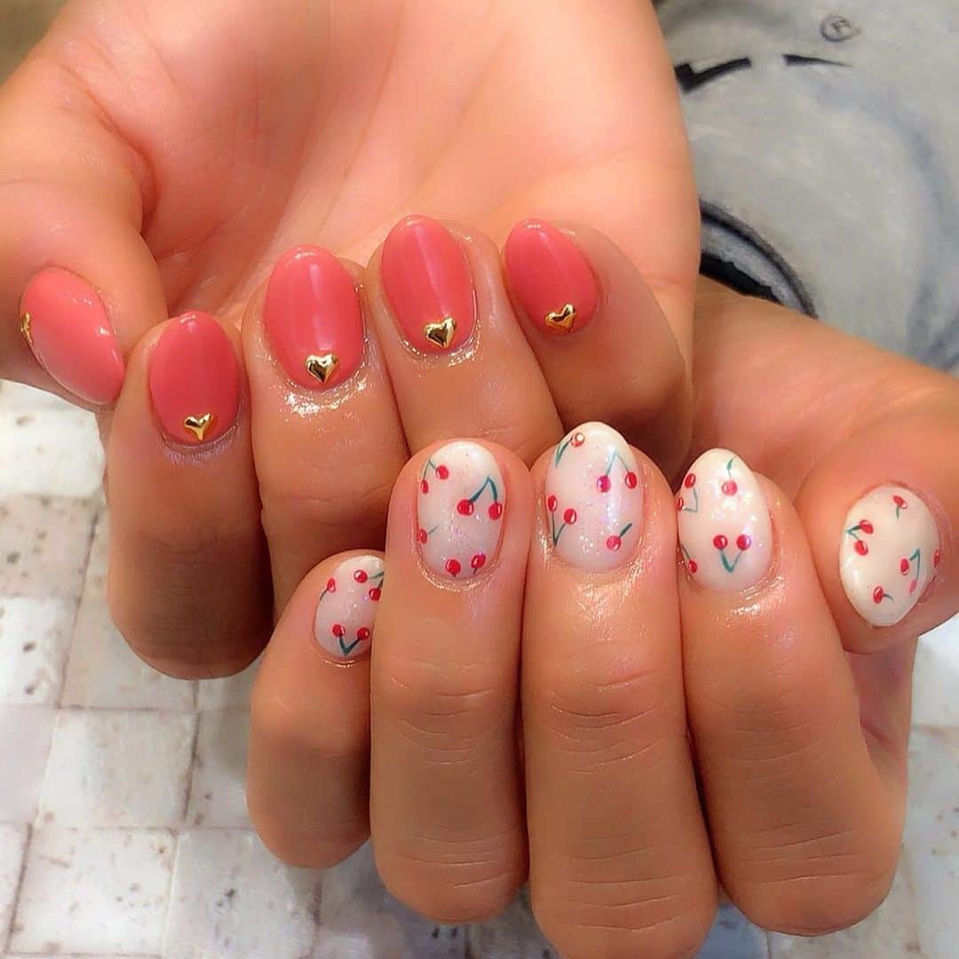 のインスタグラム：「こんにちは！ チェリーネイル❤️❤ ️めっちゃ可愛い！！！ 恵比寿ネイルサロンの【ミアム】さんで今回もネイルしてもらったよ💕 @miam_nail  @lino._.shu  赤ちゃんOK! メンズネイル対応✨ 駅近🎵 スタッフの皆さん、ありがとうございました❤️ . #恵比寿ネイルサロン #miamnail #ネイル #フットネイル #ジェルネイル #ネイル #ネイルデザイン #ネイルアート #フットネイルデザイン #nail  #女子力アップ #アラサー女子  #シンプルネイル #メンズネイル #恵比寿 #恵比寿ネイル #駅近 #ママネイル #女子力アップ  #チェリーネイル #ゴルフ女子」