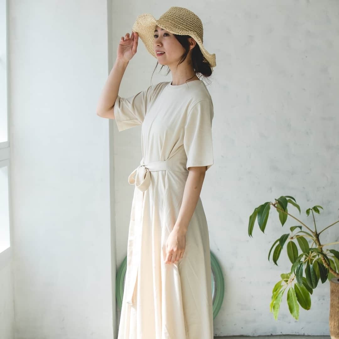 のインスタグラム：「プロフィールのURLからLINE@お友達登録で10%オフクーポン🎁 【ママサイズ】ベルト付半袖カットソーロングワンピース ¥2,400  やっほ〜😘マノンだよ💕  ベルト付きカットソーワンピースに半袖タイプ❣ ベルトは前でも後でもコーデに合わせて結べます💁 お子さまサイズもあるので リンクコーデで一緒にお出掛けしてみませんか？  プレゼント企画への応募は1つ前のPOSTから急げ〜☝ 🍭おかげさまで公式LINE@お友だち数9,000人突破🍭  MANONをお得にご利用頂くにはLINE@友だち登録がとってもオススメだよ〜😍 プロフィールのURLをクリック→公式オンラインショプ内のLINE@お友達登録リンクをクリック  MANON LINE@公式アカウントではお友達限定で 👉LINEお友達限定10%OFFクーポン 👉週末限定タイムセールセール 👉新作入荷  等のお得な最新情報をいち早くお届けしますよ❤  #ククマノン #coucoumanon #coucou_manon #キッズ撮影会 #kidscode #kids_japan #キッズ服 #キッズコーデ #キッズファッション #キッズモデル #子供 #子供服 #ギフト #娘コーデ #キッズフォト #ムスメ #親バカ部 #リンクコーデ #親子コーデ #子供服通販 #子供服コーデ #女の子コーデ #男の子コーデ #フォトコンテスト #フォトスタジオ #フォトブース #写真会 #フォトイベント #boheme」
