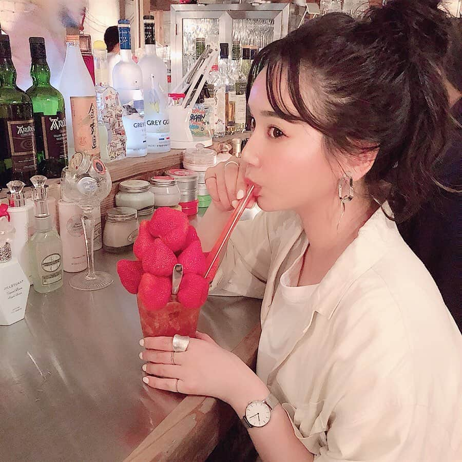 天野ゆうかさんのインスタグラム写真 - (天野ゆうかInstagram)「昨日載せたフルーツカクテルのお店は、 広島の流川町にある #BROOKLYN  というBARです🍓🍍🍹 . . 予約の電話の段階から BARのマスターは とっても親切な方でした📞👨🏻♡ . . 机の上には色んな香水やボディクリームがコレクションしてあって、自由にお試しが出来るんよ👃💐 #待ってる間ずっとクンクンしてた #匂いフェチ発動 . . . . 🥟食べてお腹パンパンでいっちゃったもんやから、 別の意味でヒィヒィ状態🤰🏻 #欲張って大にするからや まるでイッテQの宮川さんのような一点見つめのTOMOちゃん...🤭笑 #危うくキラキラ #横顔ヒヨコちゃんみたいカワイイ🐤 でも、美味しかったから全部食べました♡笑 行くときは、お腹に余裕持って行く事をオススメします👩🏻‍🏫☝🏻 . . . 値段はフルーツやサイズによって 違うかもしれないので、 ネットかお店に聞いてみて下さい📲😉 #私もフルーツの種類でお電話したよ フルーツ好きさんには是非一度食べてみてほしい🍇🍓🍈🍍🍑 . . . . #広島 #広島旅行 #ブルックリン広島  #フルーツカクテル #夢のようなジュース #今年１のビタミンC摂取デー #食べれども食べれども減らない #幸せ #苦しいのに幸せ #一点見つめ #それでも完食 #フルーツは別腹 #いちご #パイナップル #strawberry #pineapple #fruits #sweets #🍓 #🍍 #일본여행」5月24日 12時00分 - yucca_official