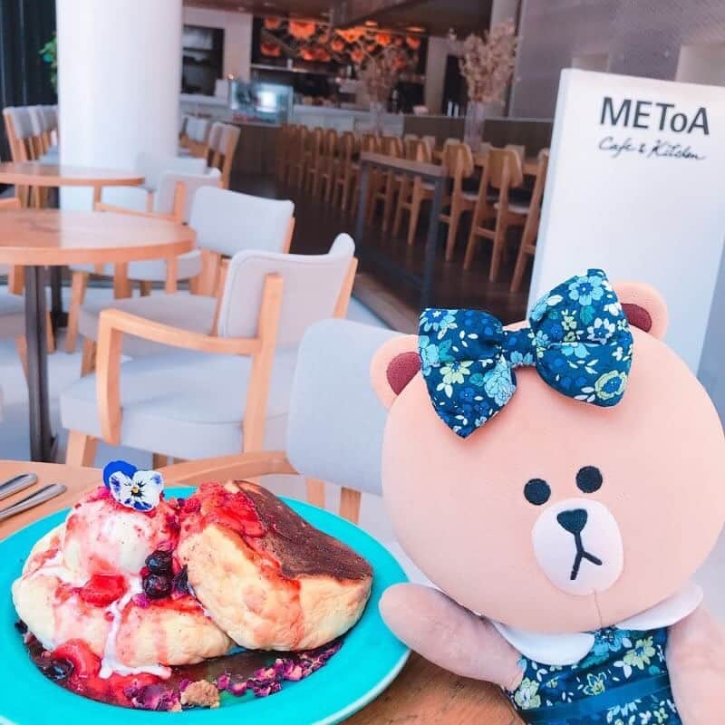 CHOCOさんのインスタグラム写真 - (CHOCOInstagram)「💙🍓🥞💙🍓🥞💙 . #ヘルシーでおいしい😋銀座でランチ🍽✨ . オーガニック食材を使っているヘルシー志向なカフェだよ😍♬ 人気のミックスベリーパンケーキ🥞をオーダー✨ メレンゲみたいにふわっふわでぺろっと食べちゃった😋💕 . . #メトアカフェアンドキッチン #metoacafeandkitchen #銀座 #linefriends #withCHOCO」5月24日 12時06分 - this_is_choco