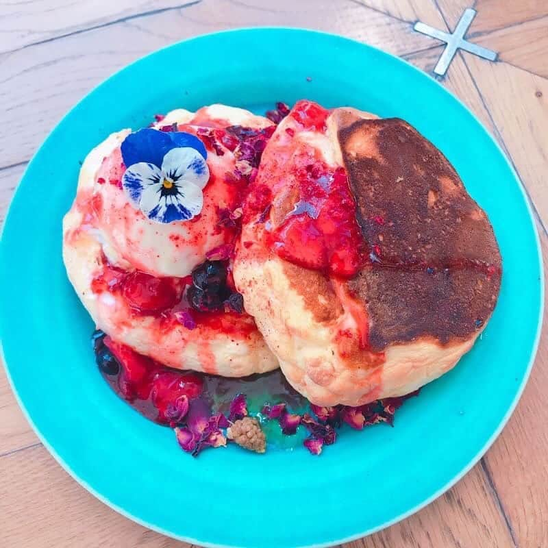 CHOCOさんのインスタグラム写真 - (CHOCOInstagram)「💙🍓🥞💙🍓🥞💙 . #ヘルシーでおいしい😋銀座でランチ🍽✨ . オーガニック食材を使っているヘルシー志向なカフェだよ😍♬ 人気のミックスベリーパンケーキ🥞をオーダー✨ メレンゲみたいにふわっふわでぺろっと食べちゃった😋💕 . . #メトアカフェアンドキッチン #metoacafeandkitchen #銀座 #linefriends #withCHOCO」5月24日 12時06分 - this_is_choco