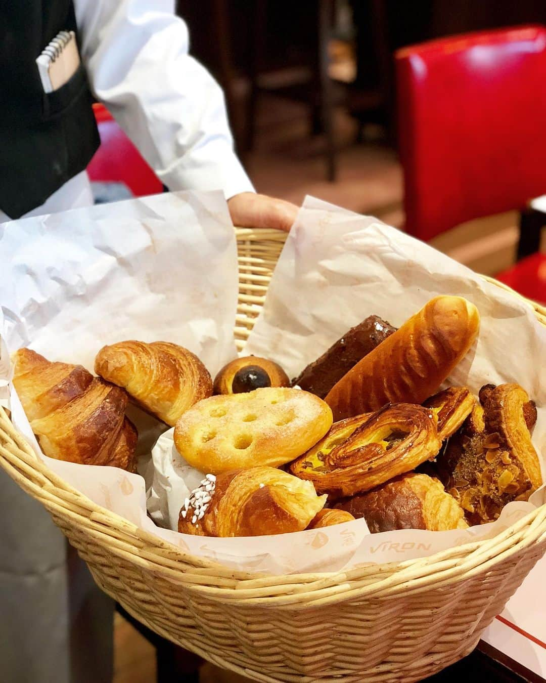 黒田麻理耶さんのインスタグラム写真 - (黒田麻理耶Instagram)「. 人気のパン屋さんでモーニング🥐🍞🥖 . 渋谷にある「ブラッスリー・ヴィロン」で 9:00〜11:00までのモーニングセットを食べたよ😋 . 最初にバケットとセレアルが運ばれてきて、 その後に好きなパンを2種類選べます💁‍♀️ （スワイプして見てね👉） . VIRONはバケットが美味しくて有名だけど、 アップルパイもずっしりしてて美味しかった〜☺️🍎 ハチミツやジャムの種類も豊富で、 コーヒーはおかわり自由☕️（紅茶の場合はポット） . 食べきれなかったパンはお持ち帰り出来るし、 これで1,500円はお得💗 . 朝からパリジェンヌになった気分でした🇫🇷👩🏼 . #BrasserieVIRON  #ブラッスリーヴィロン #VIRON  #ヴィロン  #ヴィロンのパン #渋谷  #朝食  #モーニング  #パリジェンヌ #breakfast  #bread  #🥐 #🥖 #🍞」5月24日 12時02分 - mariya_kuroda