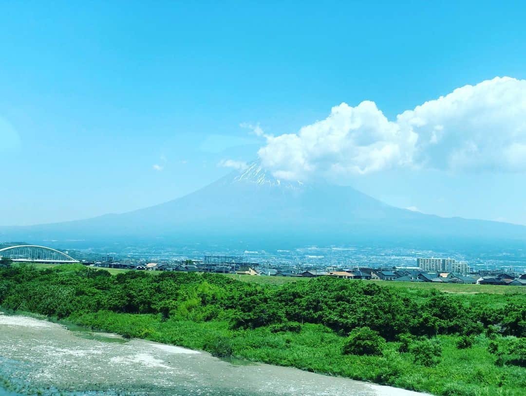山中真さんのインスタグラム写真 - (山中真Instagram)「今日はせやねんロケで東京へ。  #mbs #せやねん #富士山 #Mt.Fuji #稜線も美しい #新幹線のA席〜E席まで価格同じってどうなの #コンセント使えて富士山まで見える窓側とコンセント使えず両側知らん人に挟まれる3席の真ん中が同じって #価格差どれくらいが適正かしら #A・・・定価＋100円 #B・・・定価−200円 #C・・・定価 #D・・・定価−50円 #E・・・定価＋150円 #バランスとるならこれくらい？」5月24日 12時04分 - makorine1120