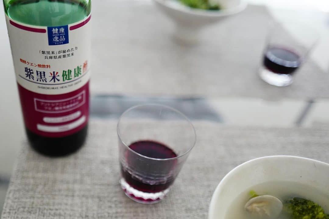 行方 久子 Hisako Namekataさんのインスタグラム写真 - (行方 久子 Hisako NamekataInstagram)「. 時差ボケがたたって胃の調子までおかしくなってきたので、あさり出汁の優しいスープモーニング。 . &先日おススメいただいた紫黒米健康酢をストレートで。 砂糖不使用なのに、びっくりするほどまろやかで飲みやすい。 「紫黒米」を発酵させたものだからかぜんぜんツンとこないの。 . ◎血液をサラサラにしてくれるポリフェノールの一種アントシアニン ◎疲れを取るクエン酸 ◎髪や爪など身体をつくるアミノ酸  これらが含まれていて、体にも良く美味しい！ 普通に1本軽くいけちゃうんだけど、ゆっくりちびちびいただいてます。 . . . . #ひさこのおうちごはん #スープ #とりあえず野菜食 #soup #breakfast #朝ごはん #おうちごはん #foodporn #food #朝食 #紫黒米健康酢 #ヤヱガキ健康逸品 #飲む酢 #発酵 #黒米 #アントシアニン #PR」5月24日 12時09分 - hisakonamekata