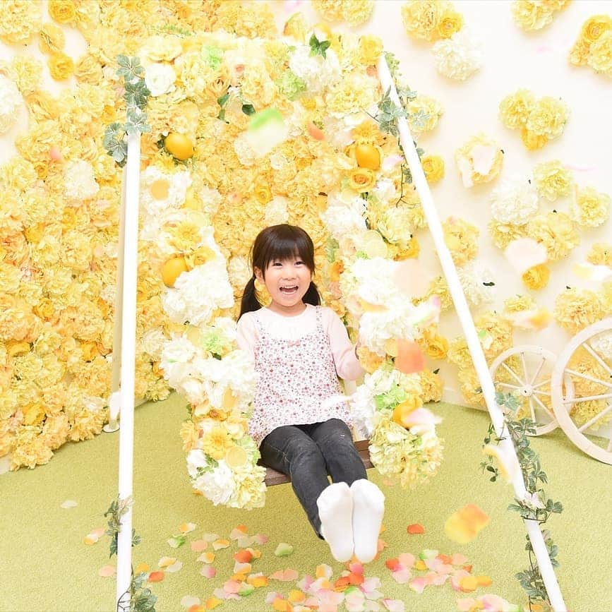 Kuboi Ayumiさんのインスタグラム写真 - (Kuboi AyumiInstagram)「かわいいスタジオで撮影してもらって、ニッコニコの娘たち。  キッズフォトスタジオ・fleuri（フルリ）の撮影イベントに参加してきました。  スタジオ撮影というと子どもが緊張しちゃう… ということもあるかもしれないのですが、フルリなら大丈夫！  360度インテリアになっていて、どこでも撮影できるから 子どもたちが自由に遊びまわっているところを撮影してもらえます。  活発で動き回っている娘たちでしたが、スタッフさんやカメラマンさんと一緒に 遊んでいるうちにあっという間に時間がたっていました。  ブランコがあったり、かわいい森のおうちがあったり 娘たちは夢中で遊んでいました。  帰る時も「帰りたくない！」「まだ遊びたい！！」とおねだりしていたので 本当に気に入ったようです。  @studio_fleuri  #PR　#フルリ　#スタジオフルリ　#フォトスタジオ　#キッズフォト　#キッズフォトスタジオ　#子供写真館　#子供写真」5月24日 12時09分 - himekagami