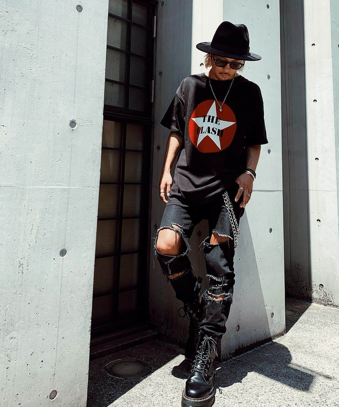 鈴木大二朗さんのインスタグラム写真 - (鈴木大二朗Instagram)「BLACKなロック？🥴🎸 #ブラックコーデ . ハット @hm  Tシャツ 原宿のキャットストリートの Parisってお店🖤安いからオススメ デニム @ysl  ブーツ @drmartensofficial  サングラス @moscotnyc  アクセサリー @aloha__lovers  @saadsilver_official #oceantokyoshibuya #美容師#メンズカット #美容師コーデ」5月24日 12時12分 - daijiro.s