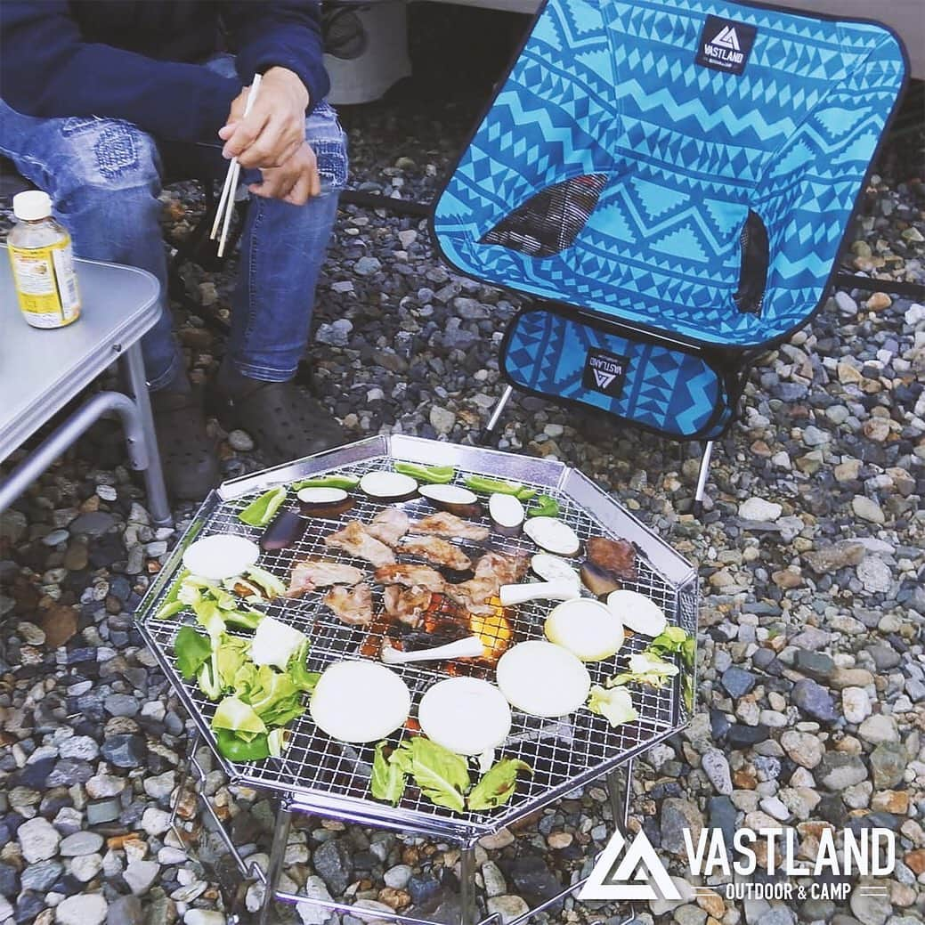 VASTLANDさんのインスタグラム写真 - (VASTLANDInstagram)「【VASTLAND×REPOST】 . .. これだけ焼いてもまだまだ焼ける、この広さ🥩🍖🍗🍆🌽 大人数で囲って食べるのがこれまた最高です😆 . .. Photo by @hatakeyamashinobu 様 ※ @hatakeyamashinobu 様は【#VASTLANDアンバサダー 様】です。 . VASTLAND公式アカウントでのリポスト希望の方は【#VASTLANDリポート】を付けてVASTLAND製品をご投稿ください！ . .. ・掲載ギア・ #オクタゴンロ #アウトドアチェア . .. ▲▽掲載ギアはプロフィールのリンク（ @vastland.jp )もしくは、画像をタップしてチェック！▽▲ . .. #VASTLAND #ヴァストランド #キャンプ #camp #キャンプ好きな人と繋がりたい #キャンプギア #キャンプ道具 #キャンプ用品 #ソロキャンプ #デイキャンプ #ファミリーキャンプ #ファミキャン #グルキャン #ソロキャン #オートキャンプ #キャンプ女子 #キャンプ初心者 #キャンパー #キャンプ好き #キャンプしたい #たきび #焚き火 #焚き火台 #キャンプファイア #キャンプファイアー」5月24日 12時13分 - vastland.jp