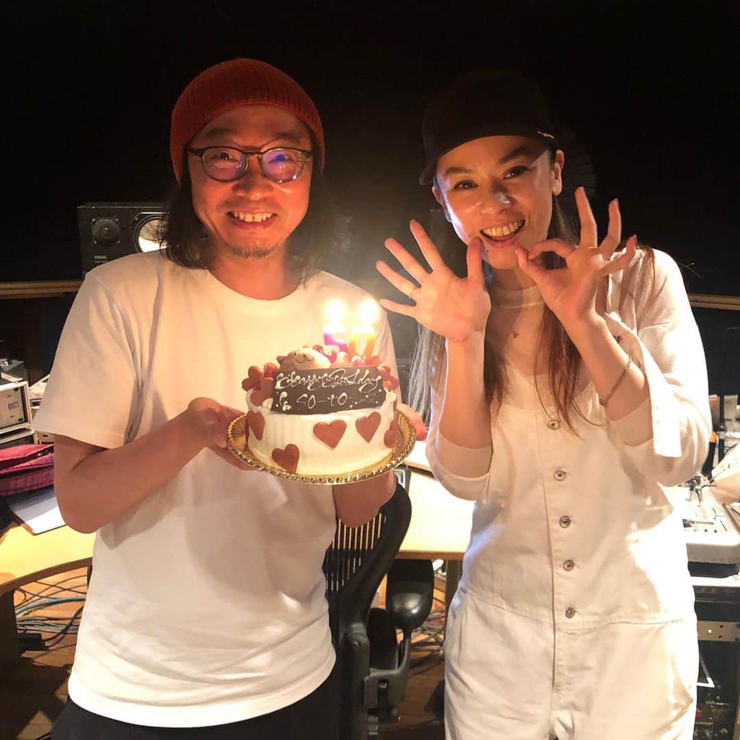 azumiのインスタグラム：「‪ワイヨリカ20周年&再結成 発表からの‬数日、皆さんからの反応がものすごくてずっとグッと来ております…。友人たちからも「おめでとう！」「7インチ買ったよ！」とLINE。ありがとう！あずちゃん泣いてる😭 ‪ ・ 本日3つめのサプライズ発表があります。お楽しみに！！‬ ・ 写真は先日お誕生日だったソートさん。50歳って！マジか！👏くまさんケーキ可愛すぎだし🐻 （美味しかった♡） ‪ ・ #wyolica #wyolica20th #ワイヨリカ‬ #再結成」