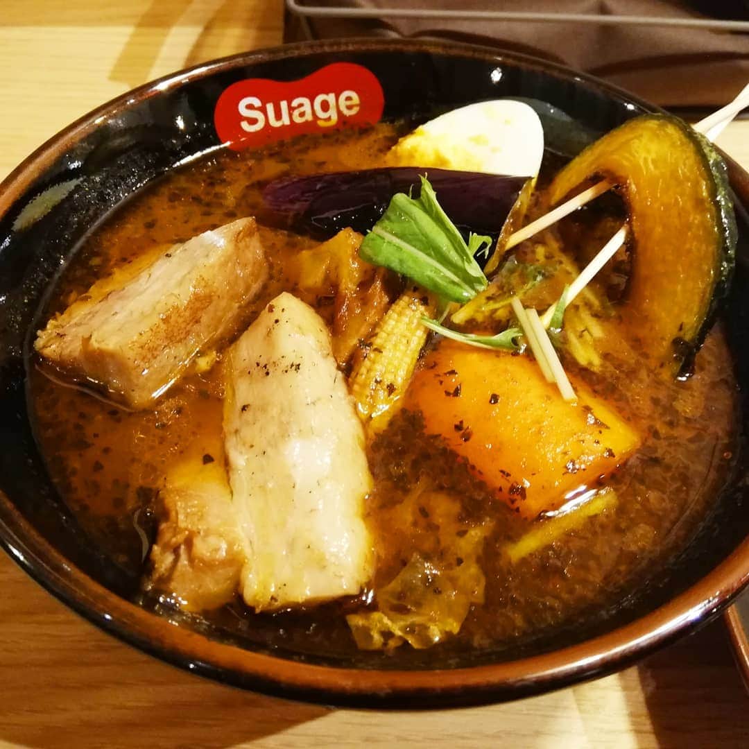 小尾渚沙さんのインスタグラム写真 - (小尾渚沙Instagram)「北海道で大人気のスープカレー専門店『Suage』が渋谷に上陸！！ . 5月27日のオープンを前に、一足先にお邪魔させて頂きました♡♡ . 頂いたのは「ラベンダーポークの炙り角煮カレー」！ ライスの上にチーズのトッピングも♡ . はぁ～♡人生で食べたスープカレーの中で一番美味しかった( ；∀；) 辛さとまろやかさが絶妙のコクのあるスープに、具材がたくさん入っています！ . レモンをかけるとまた違う味になるので、二度楽しめますよー♡ . オープンしたら通おう！！笑 . #スープカレー #スープカレー専門店 #suage #suage渋谷店 #スアゲ #北海道グルメ #札幌グルメ #curry #札幌スープカレー #渋谷 #ラベンダーポーク #ラベンダーポークの炙り角煮カレー #小尾渚沙」5月24日 12時20分 - obi_nagisa