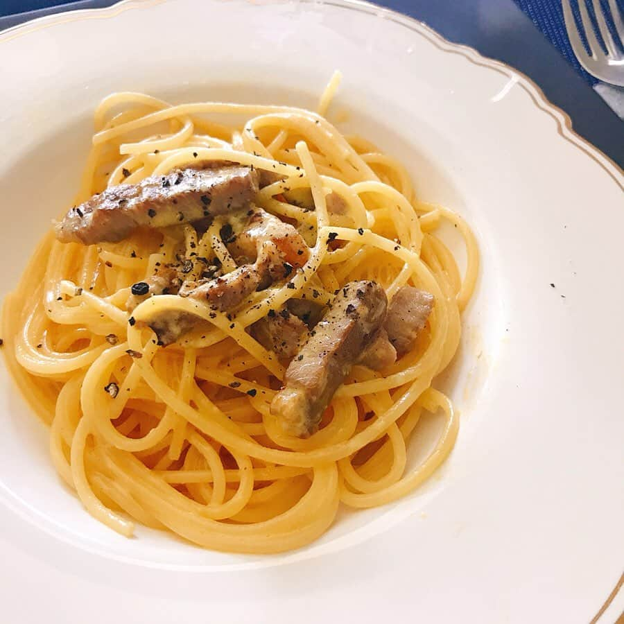 中西麻里衣さんのインスタグラム写真 - (中西麻里衣Instagram)「イタリア料理🇮🇹を習ってきました😋 ・スモークサーモンとアーモンドの  スフォルマート ・きのこと長いものポタージュ ・自家製簡単ベーコン ・カルボナーラ ・かぼちゃのマッシュ ・ミートローフ ・ズッキーニのサラダ ・トルタカプレーゼ おつまみにもなる自家製ベーコンから早速作ってみたいと思います🥓✨ #習い事#スキルアップ#ママひとり時間#お料理上手になりたい#wetoyosu#イタリア料理#🇮🇹#簡単#早速作ろう#男の子まま#最近食べる量がすごい」5月24日 12時31分 - 87marii