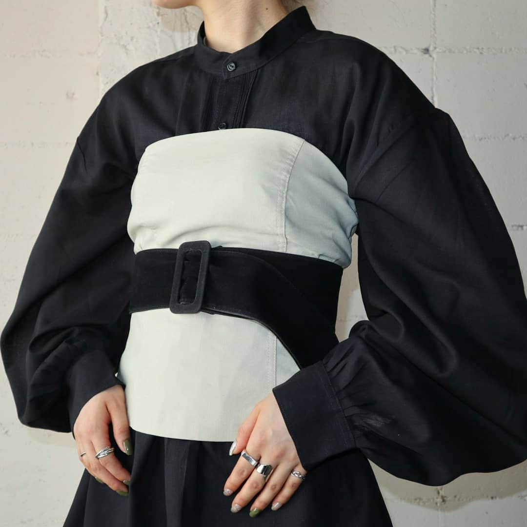 吉祥寺 古着屋 Orfeoのインスタグラム：「Bustier×Volume Sleeve Shirt  #orfeo #kichijoji #tokyo #vintage #used #fashion #coordinate #outfits  掲載商品のお問い合わせはメールにて承っております。コメント、DMでのお問い合わせは受け付けておりませんのでご了承ください。」