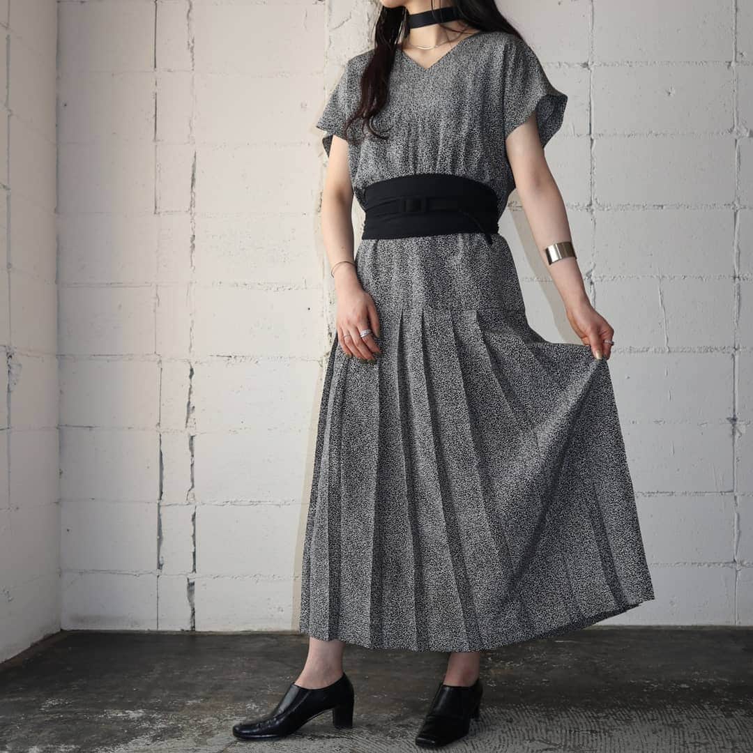 吉祥寺 古着屋 Orfeoのインスタグラム：「Black×White Pattern Dress  #orfeo #kichijoji #tokyo #vintage #used #fashion #coordinate #outfits  掲載商品のお問い合わせはメールにて承っております。コメント、DMでのお問い合わせは受け付けておりませんのでご了承ください。」