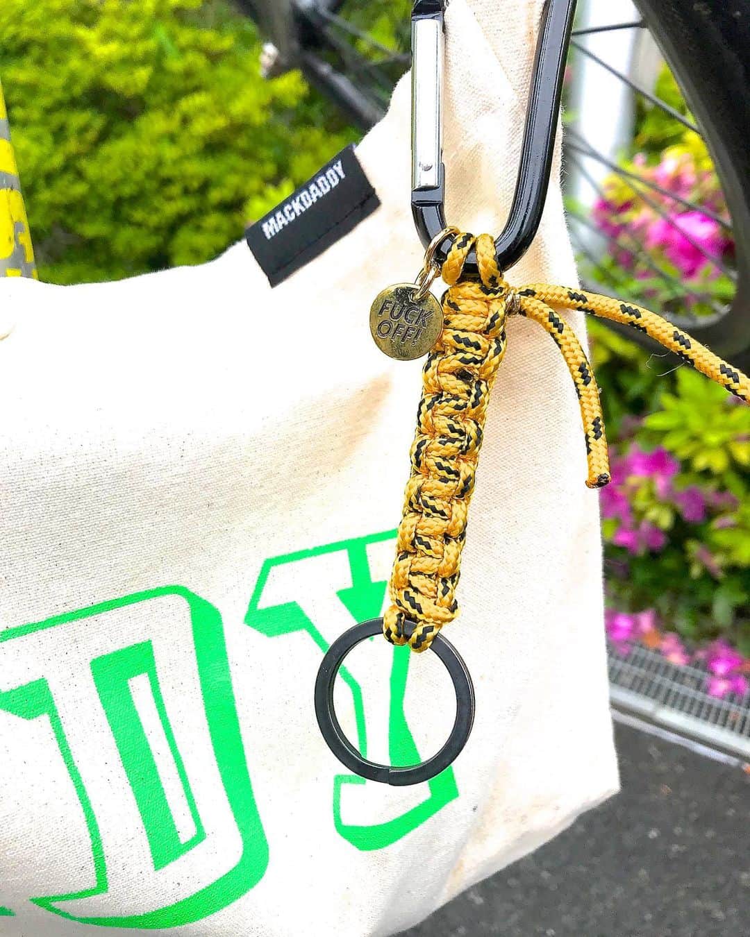 マックダディのインスタグラム：「【再入荷情報】sold outだったFlat Knitting key Ringのイエローとブラックカラーが、嬉しい再入荷です😆🔑 小物バッグなどにも良い感じですね😊👜🔐 #マックダディー #outdoor #keyring #マクダ #マックダ」