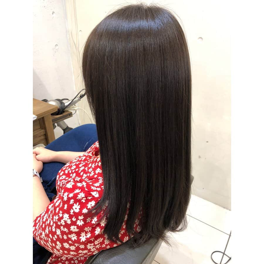 岡英里さんのインスタグラム写真 - (岡英里Instagram)「大阪に向けてヘアカラーとトリートメントを受けに #cupola表参道 に行ってきましたー😋 . . 今回も暗めでオーダーしましたが、透明感のある綺麗なカラーになりました🌟 . . ストレートで仕上げてもらったら驚きの艶感でより綺麗なサラサラ髪に💕 . . 南川さん @masaruman ありがとうございました😂 . . #岡英里 #おかえり #グラビアアイドル #ヘアカラー #こだわり #トリートメント #美容室 #表参道 #原宿 #明治神宮前 #クーポラ #タンクトップ美容師 #南川勝 #艶髪 #サラサラ #綺麗 #美髪 #ヘアケア #cupola #cupolaomotesando #hair #haircolor #treatment #beauty #japanese #gravure #gravureidol」5月24日 12時36分 - okaeri0424