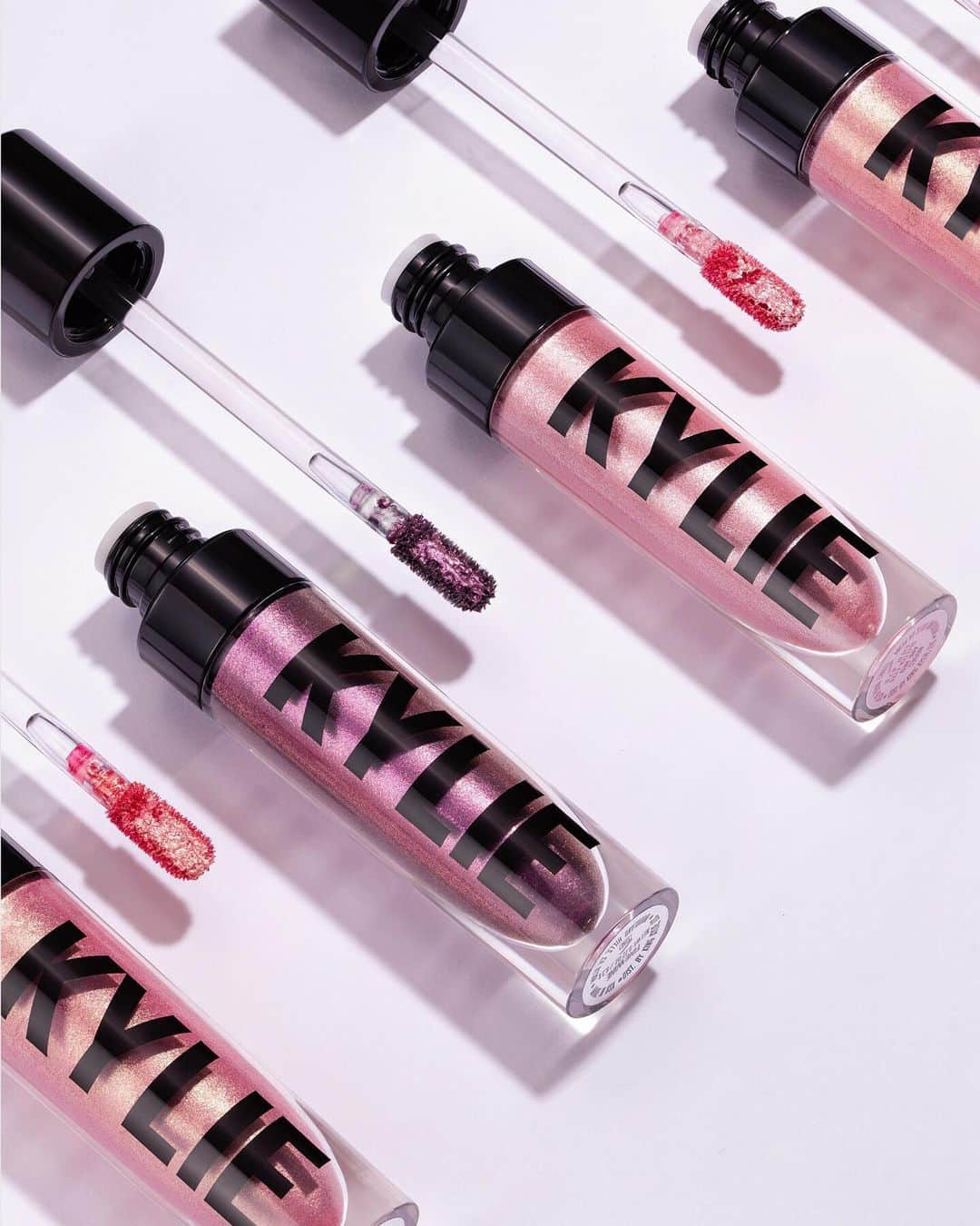 Kylie Cosmeticsさんのインスタグラム写真 - (Kylie CosmeticsInstagram)「GLITTER EYES ✨ tap to shop our best selling liquid shadows 😍」5月24日 12時37分 - kyliecosmetics