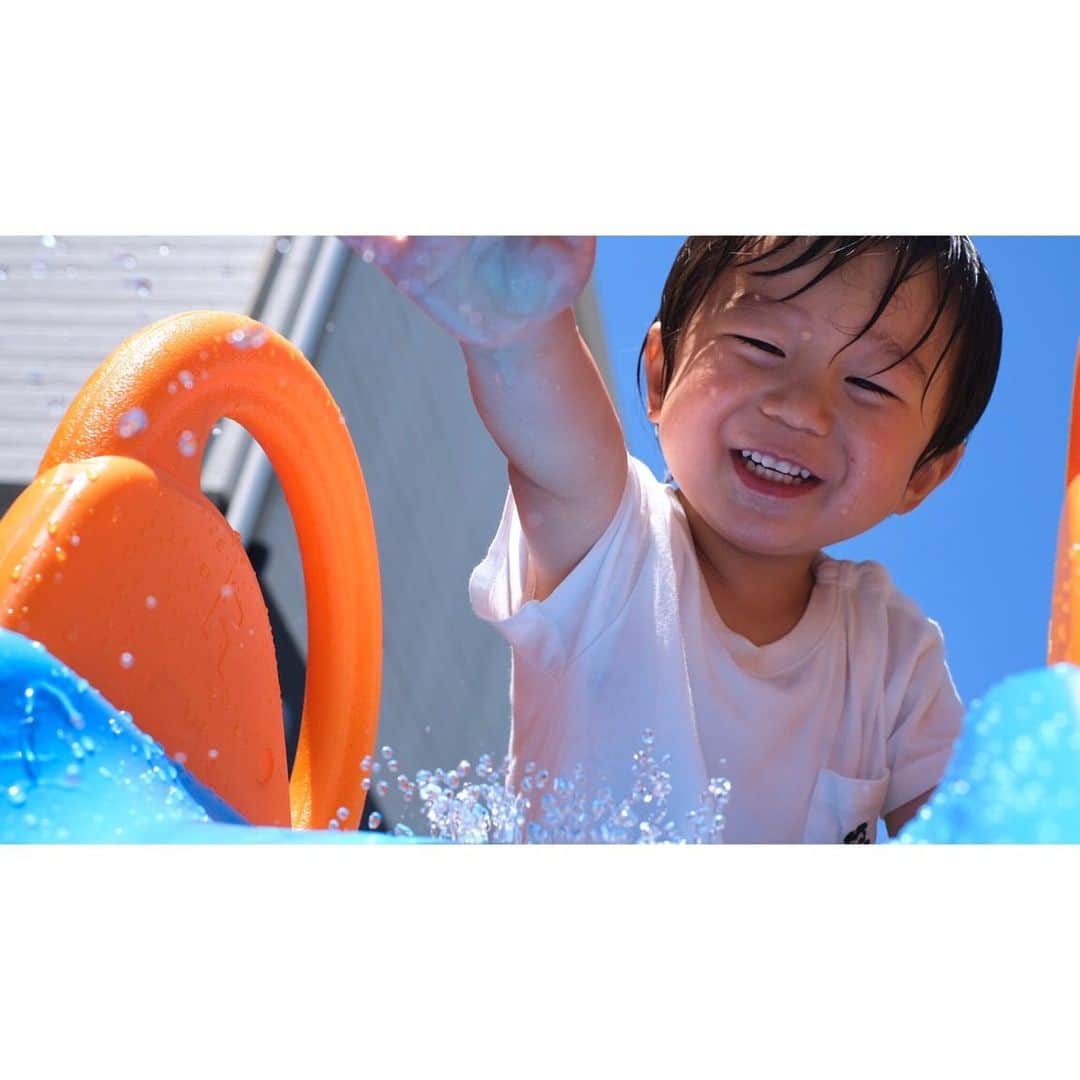 Ai.tさんのインスタグラム写真 - (Ai.tInstagram)「. あー、なんかこの写真にタイトルつけたいんだけど🤔 思いつかない😂 #タイトル募集 笑 . . 水遊びって楽しいよね💓 笑うと目がなくなるこうちゃん❤️💁‍♀️ #可愛い . . 2019.05.24 #xt30 #2歳 #2歳4ヶ月 #息子」5月24日 12時39分 - ngs.rky.kuy