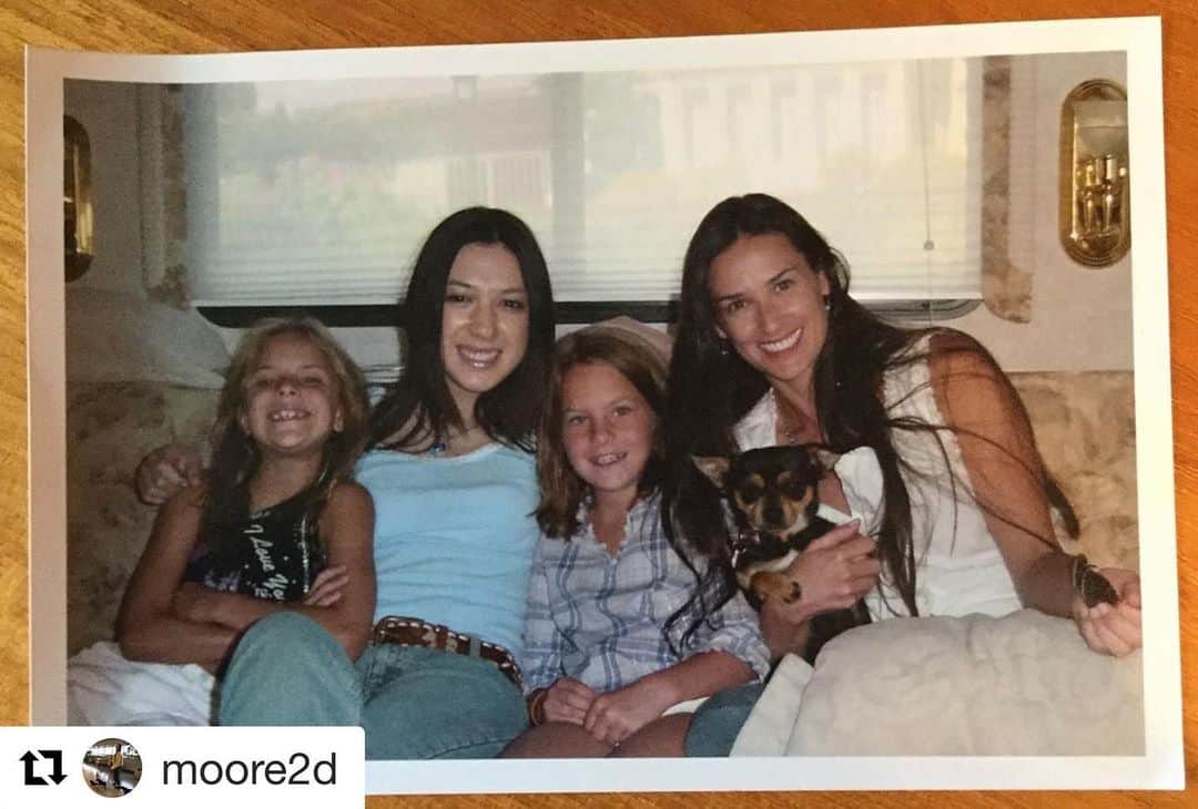 のインスタグラム：「I think this was on my 18th birthday. Babies! ❤️🤪 #Repost @moore2d ・・・ #tbt A special outing with @buuski & @lexibigs meeting @michellebranch  photo courtesy of  Uncle Guyo @guyoseary」