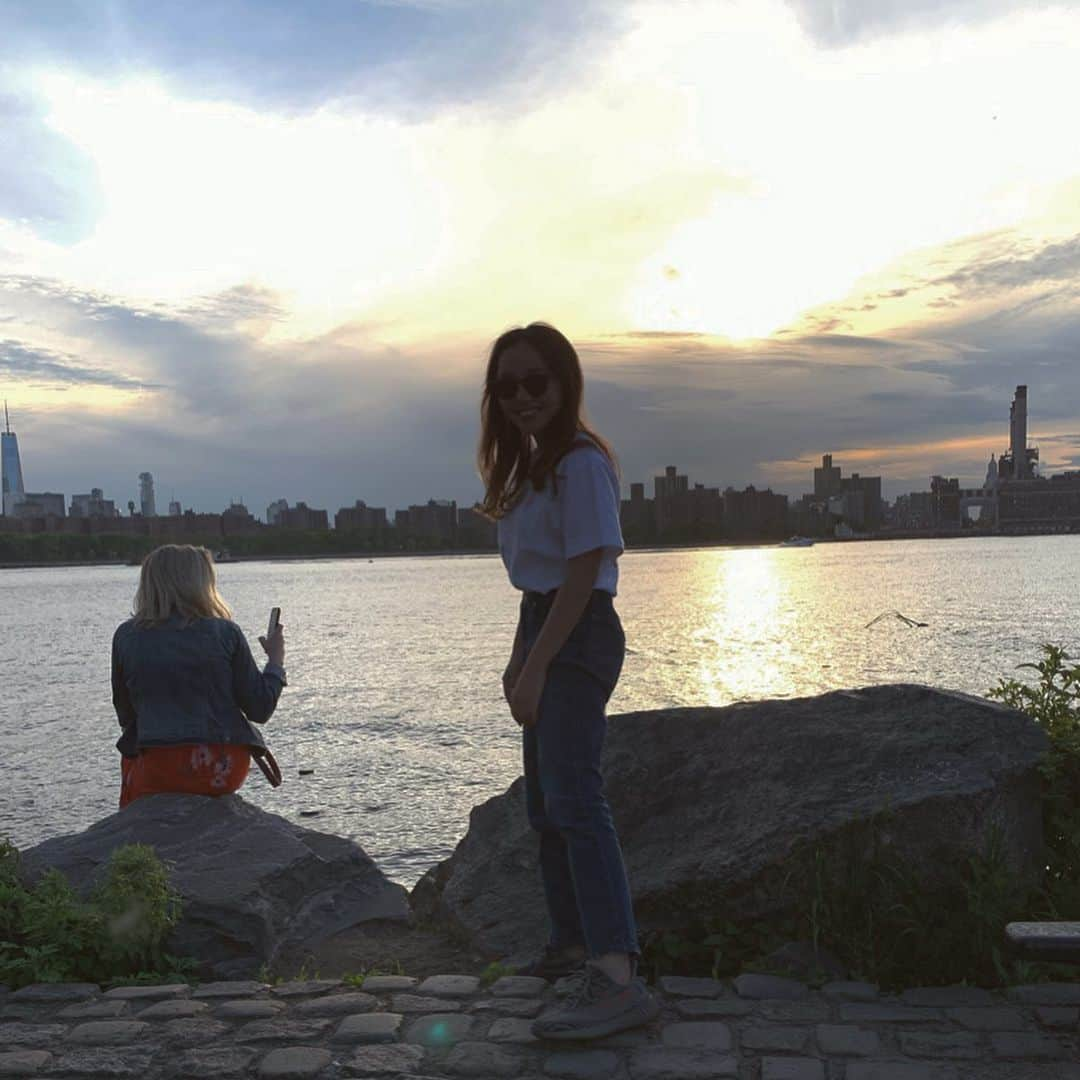 薮下柊さんのインスタグラム写真 - (薮下柊Instagram)「Brooklyn にある East River State Park からの景色は最高です！ : : ほんとはちゃんとした夕日見たかったけど、ここ最近日が落ちるのが遅いから待てへんかった〜笑 : : 最近は、中高生の時にもっと勉強しとけば良かったなあ〜と思いながらも、こっちの大学で勉強しています！ 大好きな Brooklyn に行ったり休息を楽しみつつ、課題頑張ります！ : : 来週月曜日はMemorial dayや〜🙈💕 学校休みや〜！笑 : : #nyc #ニューヨーク #brooklyn  #park #ブルックリン  #girlsdontcry  #yeezy  #🌇」5月24日 12時51分 - __yabushita_shu__