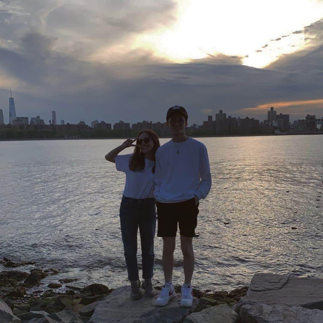 薮下柊さんのインスタグラム写真 - (薮下柊Instagram)「Brooklyn にある East River State Park からの景色は最高です！ : : ほんとはちゃんとした夕日見たかったけど、ここ最近日が落ちるのが遅いから待てへんかった〜笑 : : 最近は、中高生の時にもっと勉強しとけば良かったなあ〜と思いながらも、こっちの大学で勉強しています！ 大好きな Brooklyn に行ったり休息を楽しみつつ、課題頑張ります！ : : 来週月曜日はMemorial dayや〜🙈💕 学校休みや〜！笑 : : #nyc #ニューヨーク #brooklyn  #park #ブルックリン  #girlsdontcry  #yeezy  #🌇」5月24日 12時51分 - __yabushita_shu__