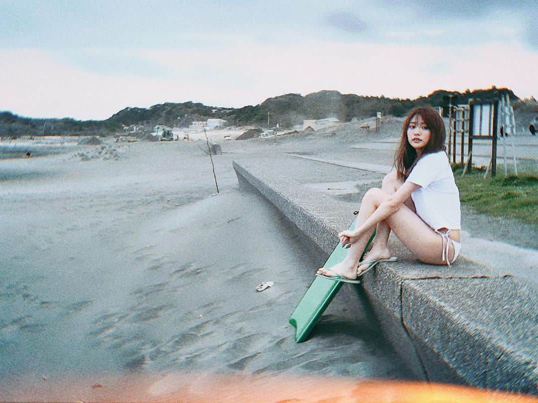 志田友美（ゆうみん）のインスタグラム：「AbemaTV買えるバトルクラブ🔥にて、商品対決しててまさかの逆転勝ち😳💕💕 ほんとに嬉しい😭自慢のみんなです♡ありがとう！！ . 漫画アクションの方も表紙＆巻頭やらせて頂いてます( ˙💋˙ ) もうGETしてくれたかな？サーフィン女子になってます🏄‍♀️ チェックよろしくね🖤🖤 . ここ最近嬉しい続き😆 ． #買えるバトルクラブ #漫画アクション #表紙 #グラビア #japanesegirl #gravure #instalike #sea #summer2019 #surfing #instagood #instadaily」