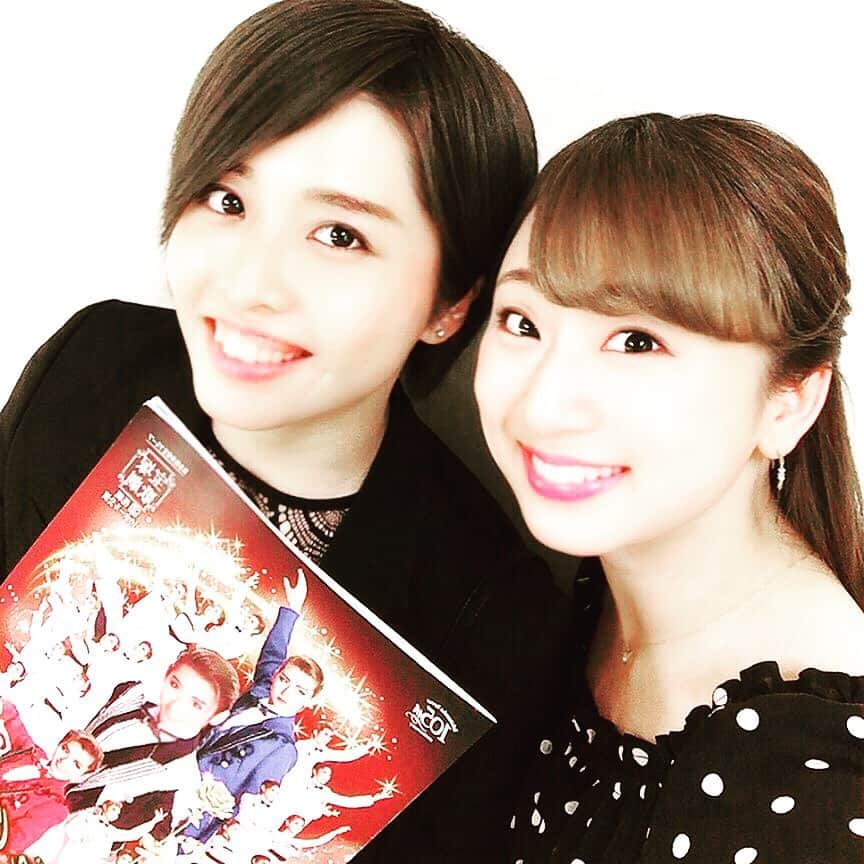 茉玲さや那さんのインスタグラム写真 - (茉玲さや那Instagram)「バウホール公演｢Dream On！｣を観劇しました( ´͈ ᵕ `͈ )✨✨ 感想を一言でまとめられないのですが…^^; 最下級生の子にまで見せ場があって、みんなすっごくキラキラしていて…… 元気をいっぱいもらいました·͜·♡ ハイタッチも沢山してもらえて、とってもとっても楽しかったです(*´˘`*)♡偶然観劇が一緒になった退団同期のじゅりあさん、べーさま、めいさんと♡♡♡久しぶりにお会い出来てとても嬉しかったです❁⃘*.ﾟ  #花組 #バウホール公演 #DreamOn #水美舞斗 さん #綺城ひか理さん #飛龍つかさ #澄月菜音 #退団同期 #花野じゅりあ さん #桜咲彩花 さん #碧宮るか さん #茉玲さや那」5月24日 12時53分 - sayana_egg_98