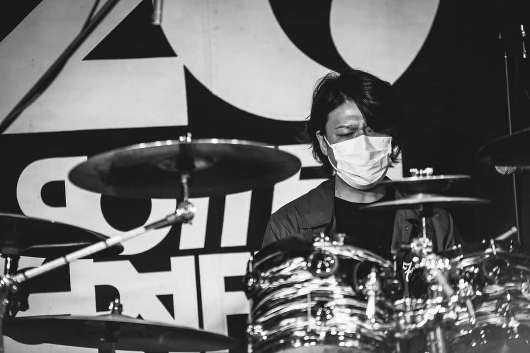 HIROSHIのインスタグラム：「20th Anniversary Beginning of the Story LIVE ROXY SHIZUOKA ハルカミライバチバチカッコよかった。 1日だけは早いな。 次はもっとやろう。 遊んでくれたみんなありがとう！ 今日は名古屋ダイアモンドホールで Crystal Lakeと待ってるよ!!!!! photo by @kawado_photo #ROTTENGRAFFTY #ハルカミライ」