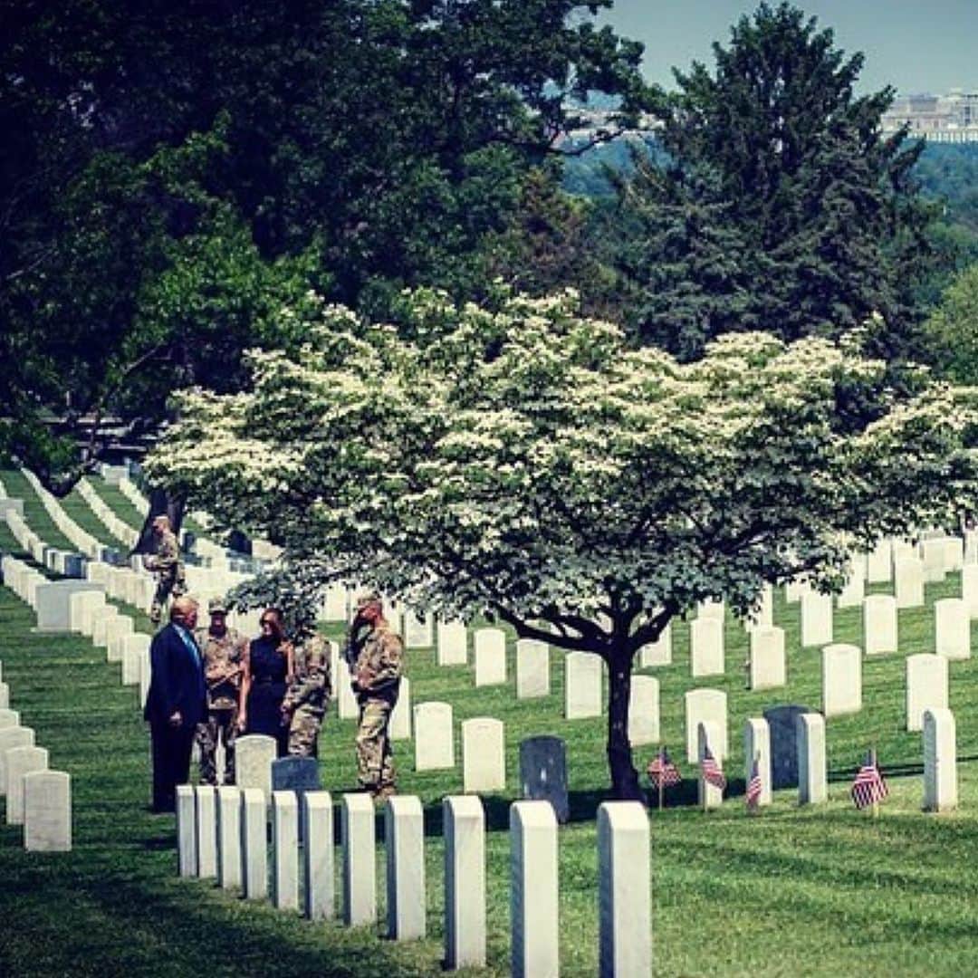 ドナルド・トランプさんのインスタグラム写真 - (ドナルド・トランプInstagram)「#Repost @flotus ・・・ Honored to be at @ArlingtonNatl today & take part in #FlagsIn to remember our fallen heroes. God Bless our military, their families & God Bless our great Nation! @USArmyOldGuard」5月24日 12時54分 - realdonaldtrump