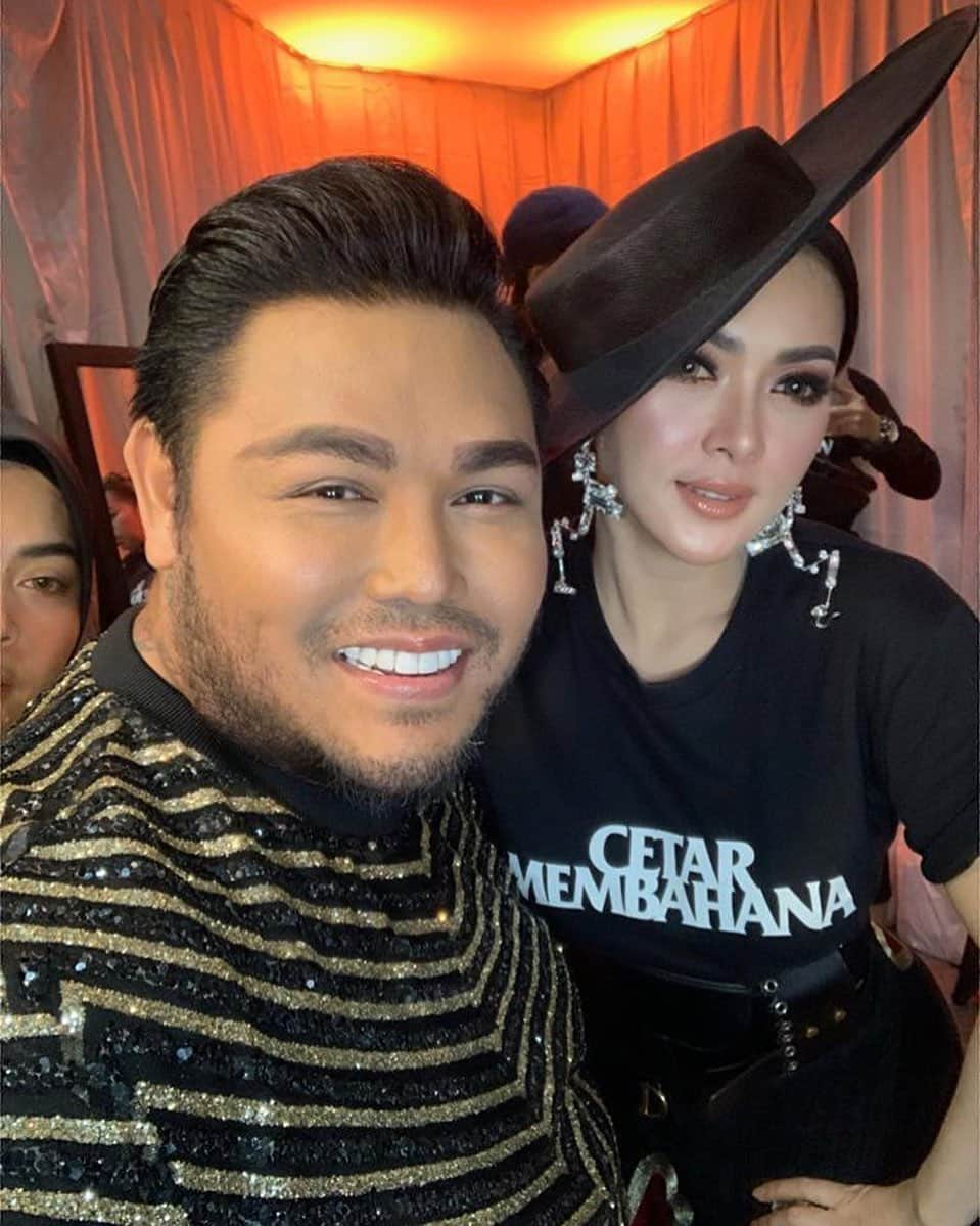 Ivan Gunawanさんのインスタグラム写真 - (Ivan GunawanInstagram)「Rindu melanda  pun terobati  semalam .... @princessyahrini  #backstage  #diorbagstage  baik .... di atur saja ❤️❤️❤️」5月24日 12時56分 - ivan_gunawan