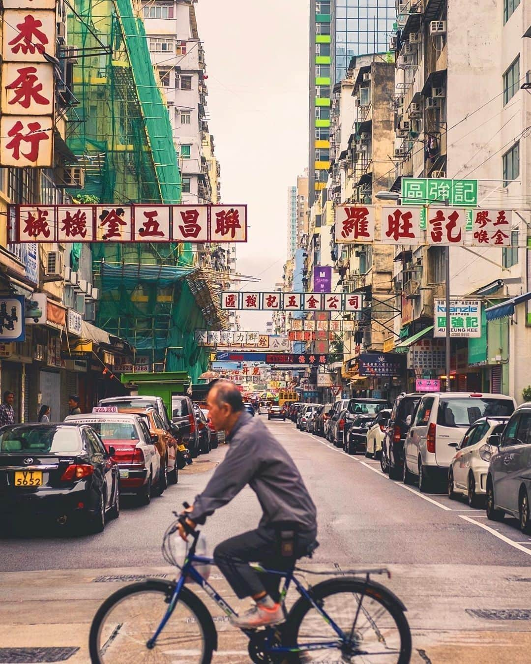 Discover Hong Kongさんのインスタグラム写真 - (Discover Hong KongInstagram)「Discover reminders of Hong Kong’s past in the city’s older neighbourhoods. 到香港老街區，發掘在地生活點滴。 香港の昔ながらの風景見つけた。 📷: @elee_wk #DiscoverHongKong #repost」5月24日 13時01分 - discoverhongkong