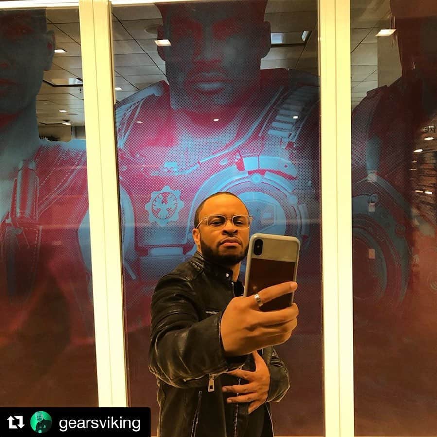ユージン・バードのインスタグラム：「Got caught by @gearsviking getting my Delfie™️ on. Love my character. We look GOOOOOD lol #boss #grownassman #gears5 #comingsoon #Repost @gearsviking ・・・ ‪Caught @Vududaddy taking a “Del-fie” at The Coalition. #badumtss #Gears5 #GearsofWar  #bestcast #GearsFam ‬」