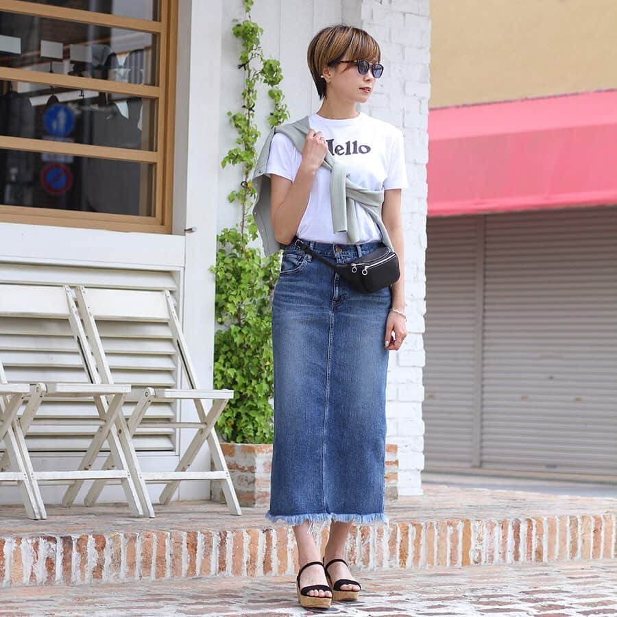 ARKnetsさんのインスタグラム写真 - (ARKnetsInstagram)「＼MADISONBLUE｜人気アイテム再入荷!／ . 『Hello』のロゴがポイントのTシャツ。 ご好評につき完売していたカラーホワイトが再入荷いたしました。 ヴィンテージライクな風合いのコットン天竺を使用し、さらりとした肌触りが心地よく、ラフに着こなせるシンプルな一枚です。 . ■ITEM／MADISONBLUE Name：HELLO CREW NECK TEE Price：27,000円 （税込） Color：ホワイト Size： 00(XS)＆01(S) . 【 ARKnets Search／取り扱い店舗 】 FOLLOW US!! ／ @ann_de_ark . ■商品や通信販売に関しまして、 ご不明な点がございましたらお気軽にお問い合わせください。 . ----------------------------------- 【お問い合わせ】 ARKnetsコールセンター TEL：028-634-1212 ( 営業時間 12:00～19:00 ) ※店舗へ繋がりにくい場合には、こちらまでお問合せ下さい。 ------------------------------------- #arknets #anndeark #栃木 #宇都宮 #styling #スタイリング #スタイル #fashion #ファッション #レディースファッション #レディースコーデ #春コーデ #madisonblue #マディソンブルー」5月24日 13時03分 - arknets_official