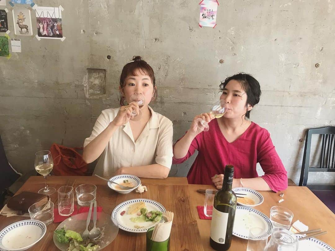 松本野々歩のインスタグラム：「幡ヶ谷のjiccaさんのゴハンが 昼からでも 良かったら呑んでよと言わんばかりの 美メニューがずらり （もちろん ランチメニューも美味しそうだったけど！） お言葉に甘えて？ よく食べ よく飲み よく喋り 長居しまくるひとたちでした  美味しかったぁ うん 昼のみ いいなぁ」