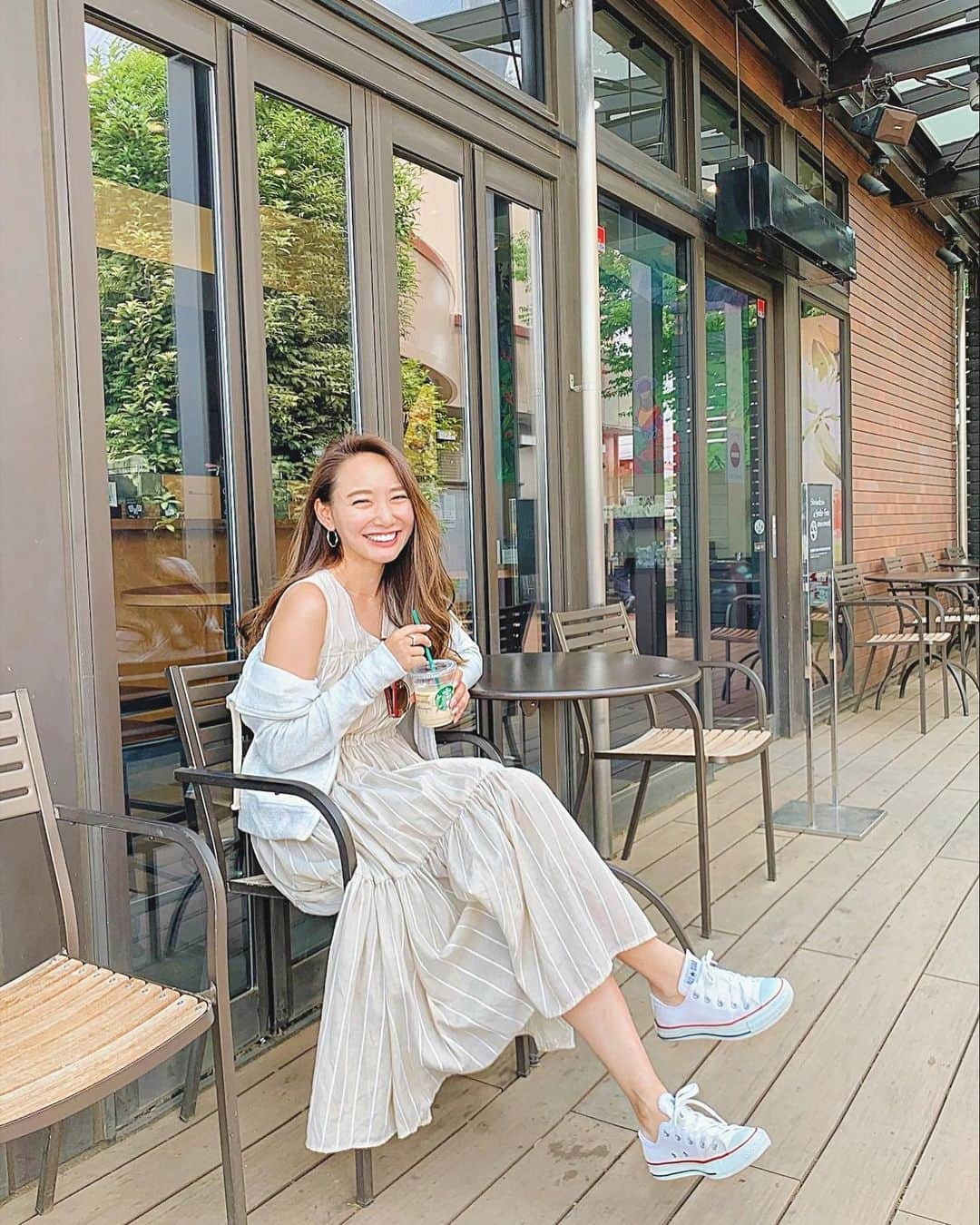 李 雨瀟さんのインスタグラム写真 - (李 雨瀟Instagram)「こんな晴れた日は どこかお出かけしたーい☀️🧡 スタバはアイスのチャイラテ派です🙋‍♀️♡ . . #onepiece #titivate  #ティティベイト #outer #uniqlo #ユニクロ #shoes #converse #コンバース  #sunglasses #quay #キイ . . #yuxiao_outfits #outfits #outfit #ootd #coordinate #coordinates  #160cm #160cmコーデ #ワンピース  #ワンピ #ワンピースコーデ #ティアードワンピース  #コーディネート #おでかけ #おでかけコーデ #スタバ #チャイラテ #スタバ好き」5月24日 13時22分 - yuisho_ri