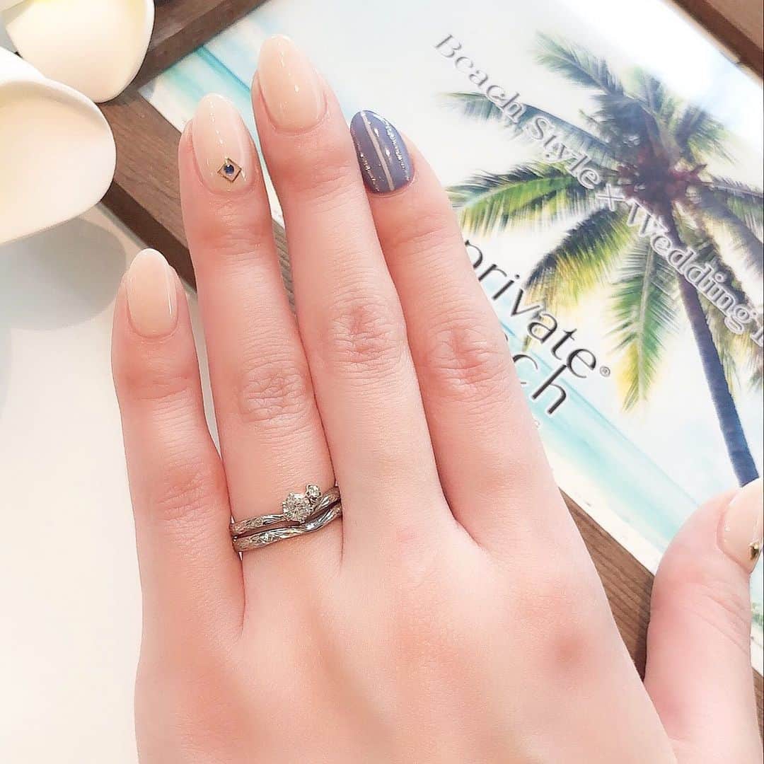 JKプラネット銀座.表参道.福岡|結婚指輪セレクトショップさんのインスタグラム写真 - (JKプラネット銀座.表参道.福岡|結婚指輪セレクトショップInstagram)「💍 @jkplanet.jewelry 横浜初上陸ブランド 【private beach】プライベートビーチ エンゲージリング:HIA-よろこび- マリッジリング:AOULI-空- 手彫りデザイン：プリンセス  プライベートビーチとは、“ふたりだけのリゾートを結婚指輪に”をコンセプトにしたマリッジリングブランドです。ふたりだけの特別なビーチをテーマにして、その空間を創り出す全ての要素を指輪のモチーフにしました。ハワイアンの手彫りが施されたリングには珍しいスタイリッシュなフォルムと、幅広い素材のセレクトが特徴です。 マリッジリングには『いつでもふたりを見守る青く雄大な空』をイメージしたAOULI-空- エンゲージリングには『一緒にいることの"よろこび"』をイメージしたHIA-よろこび- その空間を創り出す全てが、ふたりを永遠に祝福します。 . 各種ゴールド、プラチナでの作成が可能です。 . @jkplanet.jewelry 全店で取り扱いです。 ⇩JKPlanet ショップリスト⇩ 銀座本店・東京表参道店・横浜元町店・福岡天神店・熊本上通店・宮崎橘通り店・鹿児島天文館店  #JKPlanet #JKプラネット #結婚指輪のセレクトショップ #婚約指輪のセレクトショップ  #銀座結婚指輪 #表参道結婚指輪 #横浜結婚指輪 #福岡結婚指輪 #天神結婚指輪 #熊本結婚指輪 #宮崎結婚指輪 #鹿児島結婚指輪 #結婚指輪 #婚約指輪 #マリッジリング #エンゲージリング  #プロポーズ #プライベートビーチ #ハワイアンジュエリー #privatebeach #結婚準備 #ダイヤモンド #プレ花嫁 #日本中のプレ花嫁さんと繋がりたい  #ハワイアンジュエリー結婚指輪 #結婚指輪探し #結婚指輪選び #婚約指輪探し #令和婚」5月24日 13時22分 - jkplanet.jewelry