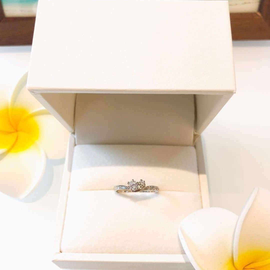 JKプラネット銀座.表参道.福岡|結婚指輪セレクトショップさんのインスタグラム写真 - (JKプラネット銀座.表参道.福岡|結婚指輪セレクトショップInstagram)「💍 @jkplanet.jewelry 横浜初上陸ブランド 【private beach】プライベートビーチ エンゲージリング:HIA-よろこび- マリッジリング:AOULI-空- 手彫りデザイン：プリンセス  プライベートビーチとは、“ふたりだけのリゾートを結婚指輪に”をコンセプトにしたマリッジリングブランドです。ふたりだけの特別なビーチをテーマにして、その空間を創り出す全ての要素を指輪のモチーフにしました。ハワイアンの手彫りが施されたリングには珍しいスタイリッシュなフォルムと、幅広い素材のセレクトが特徴です。 マリッジリングには『いつでもふたりを見守る青く雄大な空』をイメージしたAOULI-空- エンゲージリングには『一緒にいることの"よろこび"』をイメージしたHIA-よろこび- その空間を創り出す全てが、ふたりを永遠に祝福します。 . 各種ゴールド、プラチナでの作成が可能です。 . @jkplanet.jewelry 全店で取り扱いです。 ⇩JKPlanet ショップリスト⇩ 銀座本店・東京表参道店・横浜元町店・福岡天神店・熊本上通店・宮崎橘通り店・鹿児島天文館店  #JKPlanet #JKプラネット #結婚指輪のセレクトショップ #婚約指輪のセレクトショップ  #銀座結婚指輪 #表参道結婚指輪 #横浜結婚指輪 #福岡結婚指輪 #天神結婚指輪 #熊本結婚指輪 #宮崎結婚指輪 #鹿児島結婚指輪 #結婚指輪 #婚約指輪 #マリッジリング #エンゲージリング  #プロポーズ #プライベートビーチ #ハワイアンジュエリー #privatebeach #結婚準備 #ダイヤモンド #プレ花嫁 #日本中のプレ花嫁さんと繋がりたい  #ハワイアンジュエリー結婚指輪 #結婚指輪探し #結婚指輪選び #婚約指輪探し #令和婚」5月24日 13時22分 - jkplanet.jewelry
