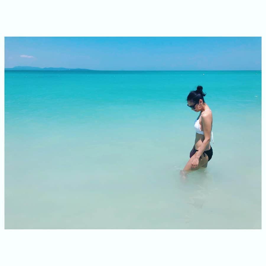 本多末奈さんのインスタグラム写真 - (本多末奈Instagram)「沖縄の旅のお供に🧳🛫 Thannの日焼け止め乳液が大活躍✨ 白浮きしなくて化粧下地としても使えて 何より汗・水に強いウォータープルーフ処方だったから今回の海遊びはもちろん、シュノーケルもしたのにしっかりカバー✌️💚🏊‍♂️ しっとりしてるのにベタつかないし化粧ノリもよくて、化粧が崩れにくい。 私の肌には相性抜群の最強紫外線対策でした🌤 いろいろ試したけど今はこれが一番いい🧚‍♀️✨ #Thann #保湿 #オーガニック椿オイル  #日焼け止め #サンスクリーン #私の紫外線対策 #旅のお供コスメ #化粧下地 #タイコスメ #サンスクリーンハイプロテクトSC #私の最強日焼け止め #シュノーケル #沖縄旅行 #okinawa #travel」5月24日 13時23分 - honda_mana