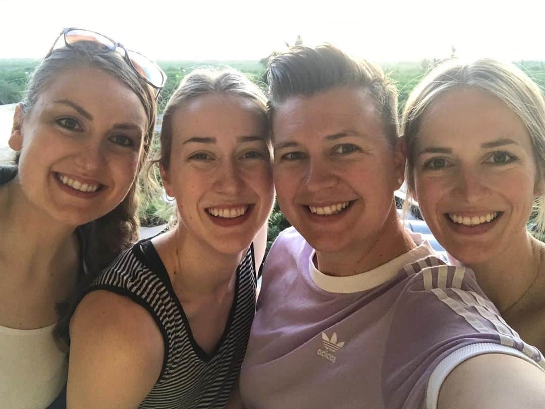 のインスタグラム：「Omg my sisters and I are reunited and I’m SO HAPPY!! #hilchx #fandkbecomeakinradewone」
