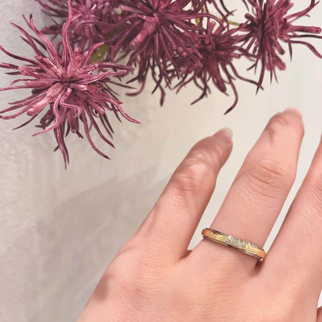 JKプラネット銀座.表参道.福岡|結婚指輪セレクトショップさんのインスタグラム写真 - (JKプラネット銀座.表参道.福岡|結婚指輪セレクトショップInstagram)「💍 @jkplanet.jewelry 【DisneyPRINCESS Aladdin ~ディズニープリンセス アラジン~】 『ディズニープリンセス アラジン』ブライダルコレクションが登場！5月11日発売開始🧞‍♂️ 〝ランプの魔人ジーニーが叶える３つの願いをダイヤモンドに託して〟 . ー Kalah/カーラ −時間−〈アラジンモデル〉ー 「僕を信じて」 手を伸ばしジャスミンを外の世界へ連れ出すアラジン。 それからふたりは夢のような時間を共にします。 アラジンの行動力と芯の強さを二段のまっすぐなリングに重ねて。  リングの内側にはロマンティックな夜空に浮かぶふたりの姿が刻まれます🕌🌕 . 《 取り扱い店舗》@jkplanet.jewelry  銀座本店・表参道店・横浜元町店・福岡天神店・熊本上通店・鹿児島天文館店 ． #JKPlanet #JKプラネット #結婚指輪のセレクトショップ #婚約指輪のセレクトショップ #ディズニー婚約指輪 #ディズニー結婚指輪 #アラジン結婚指輪 #ディズニー #アラジン #ディズニープリンセス #大人ディズニー #ディズニージュエリー #ブライダル #プロポーズ #結婚指輪 #婚約指輪 #マリッジリング #エンゲージリング #結婚指輪探し #婚約指輪探し #結婚指輪選び #婚約指輪選び #ディズニーウェディング #ディズニー婚 #プレ花嫁 #日本中のプレ花嫁さんと繋がりたい #全国のプレ花嫁さんと繋がりたい #ディズニー好きと繋がりたい #disneywedding #Aladdin」5月24日 13時38分 - jkplanet.jewelry