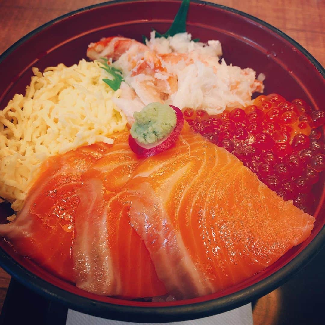 桐生真弥のインスタグラム：「北海道シリーズ  #海鮮丼」
