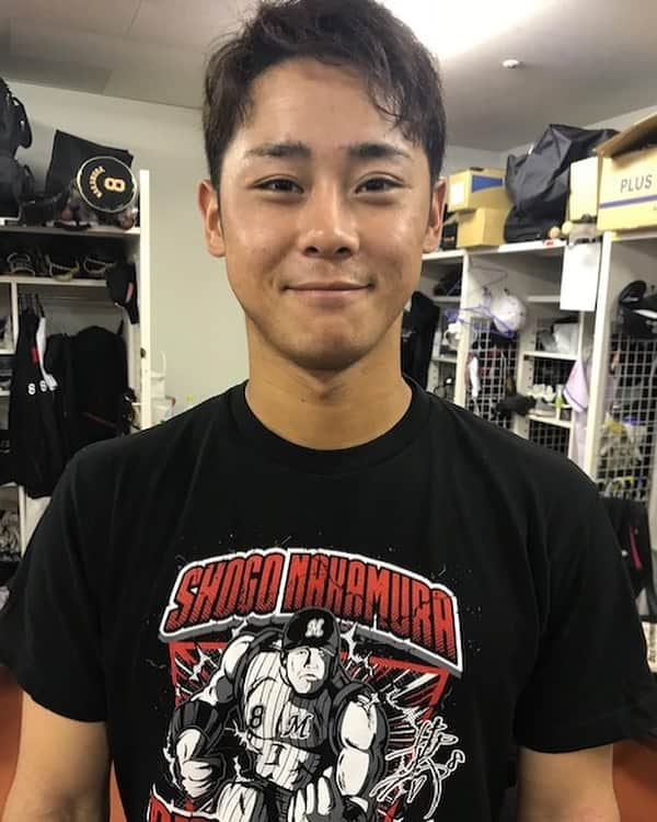 千葉ロッテマリーンズさんのインスタグラム写真 - (千葉ロッテマリーンズInstagram)「中村選手のTシャツがお気に入りの平沢選手。憧れの先輩です！ #千葉ロッテマリーンズ #chibalotte #ZOZOマリンスタジアム #平沢大河」5月24日 13時41分 - chibalotte